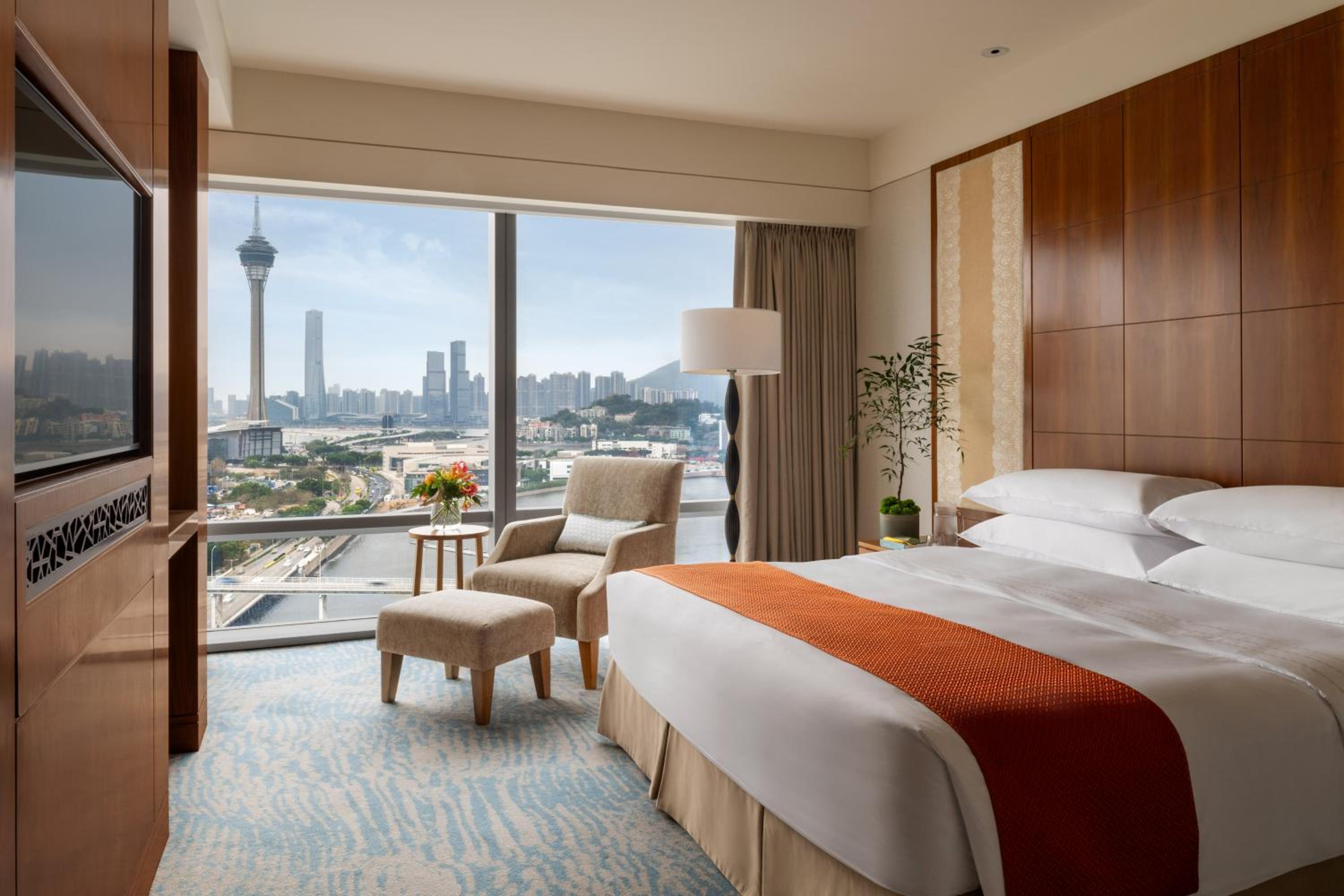 Deluxe King Room with Lake View - Photo 1