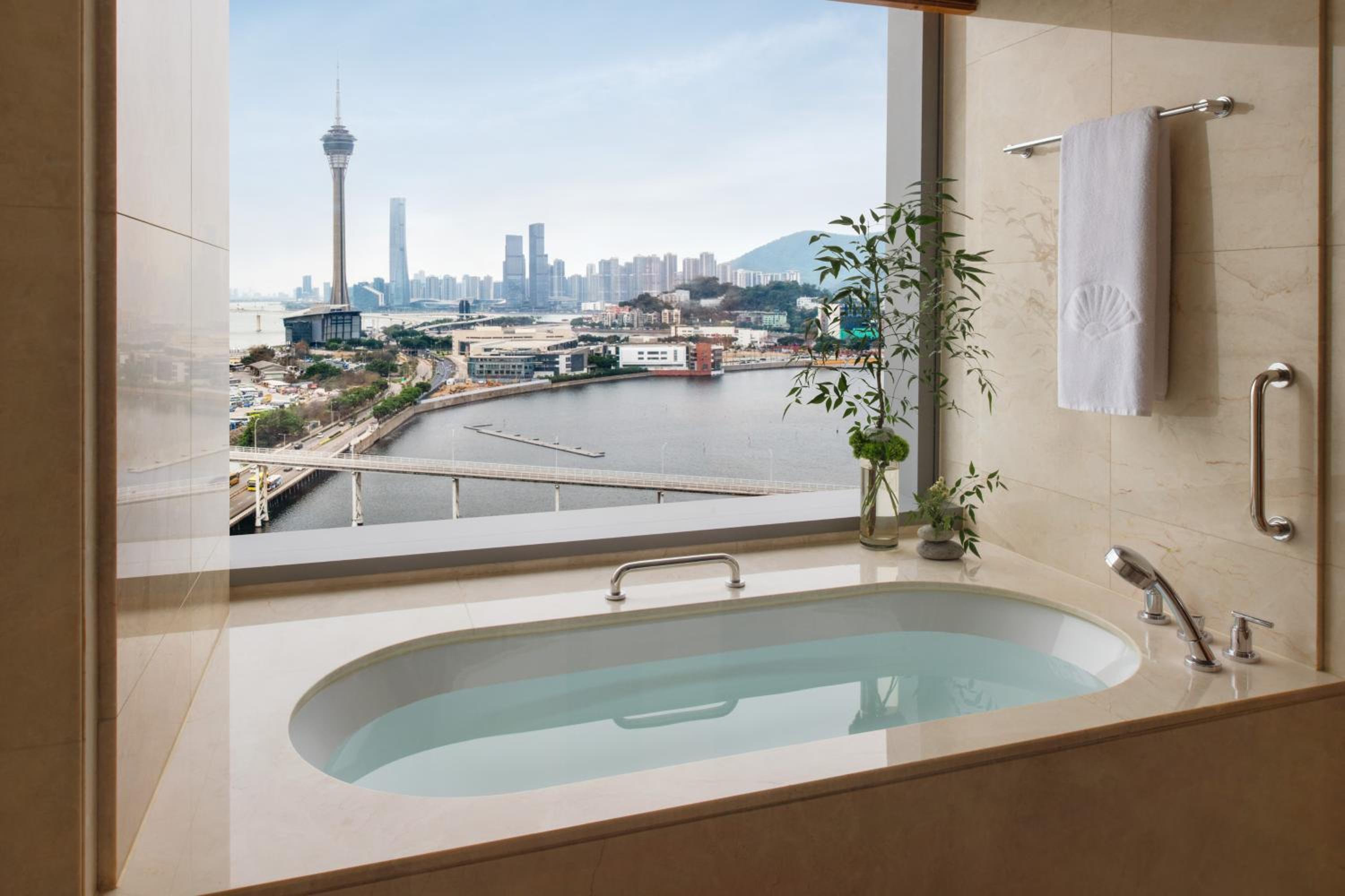 Deluxe King Room with Lake View - Photo 4