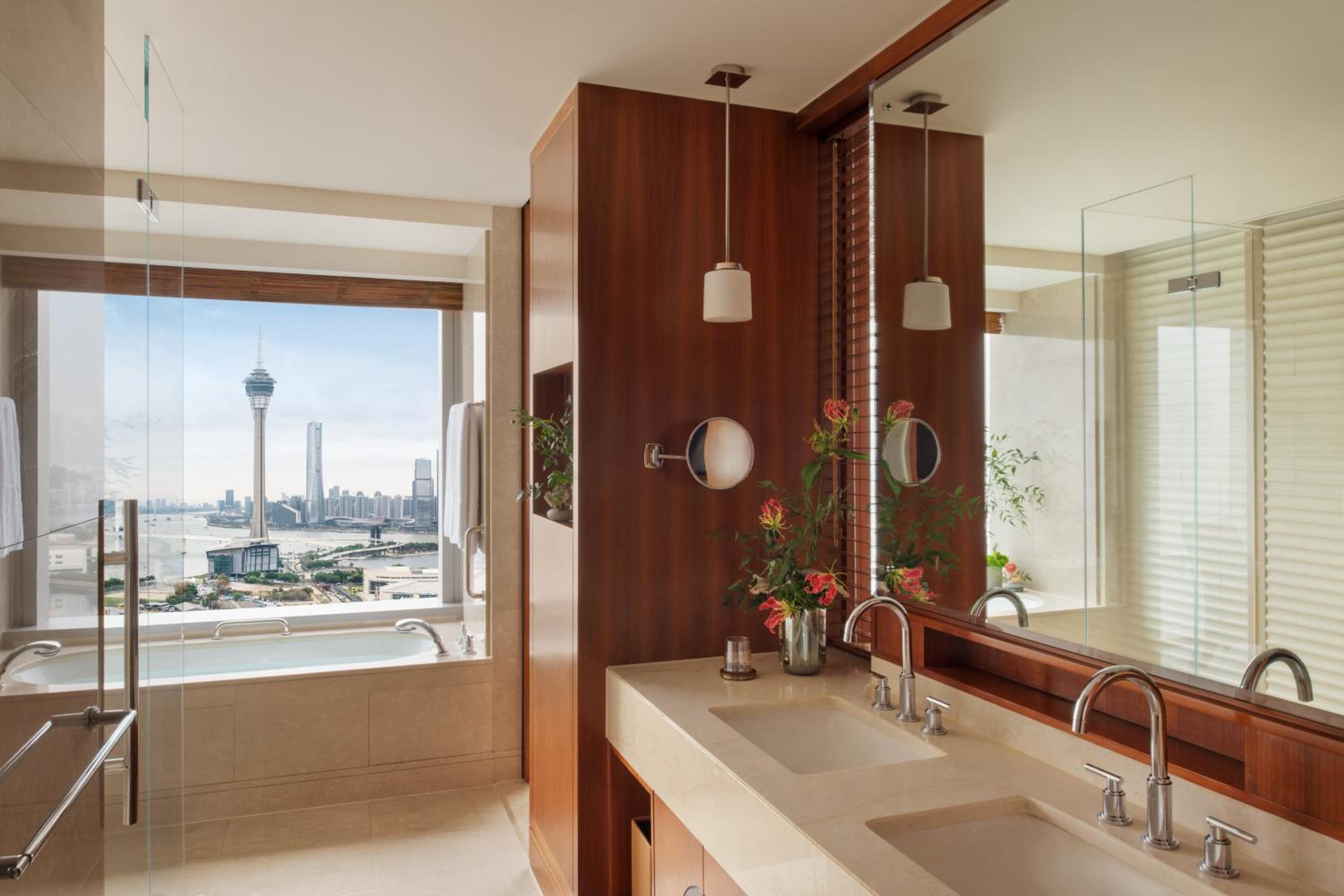 Deluxe King Room with Lake View - Photo 3