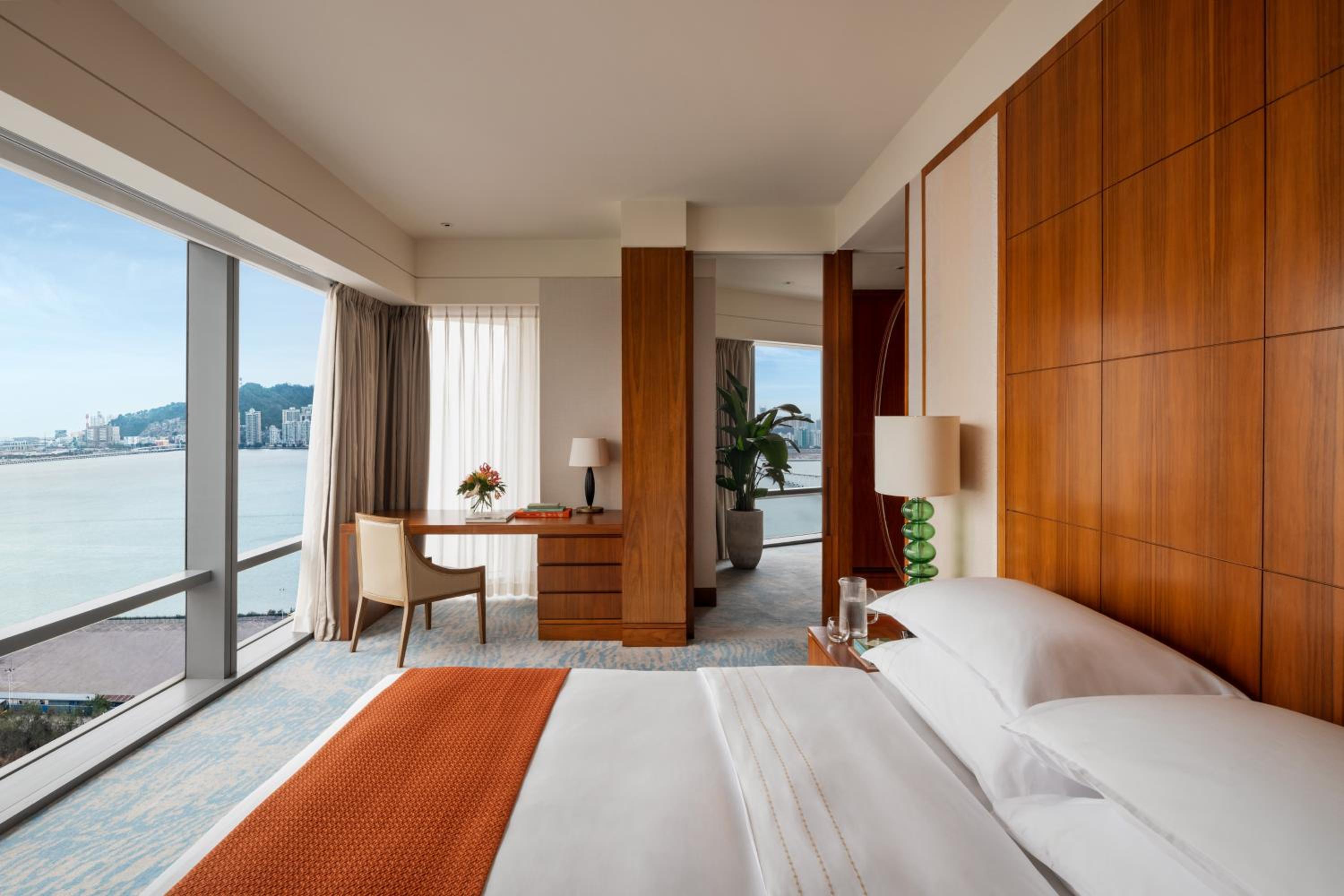 Waterfront Suite - Photo 1