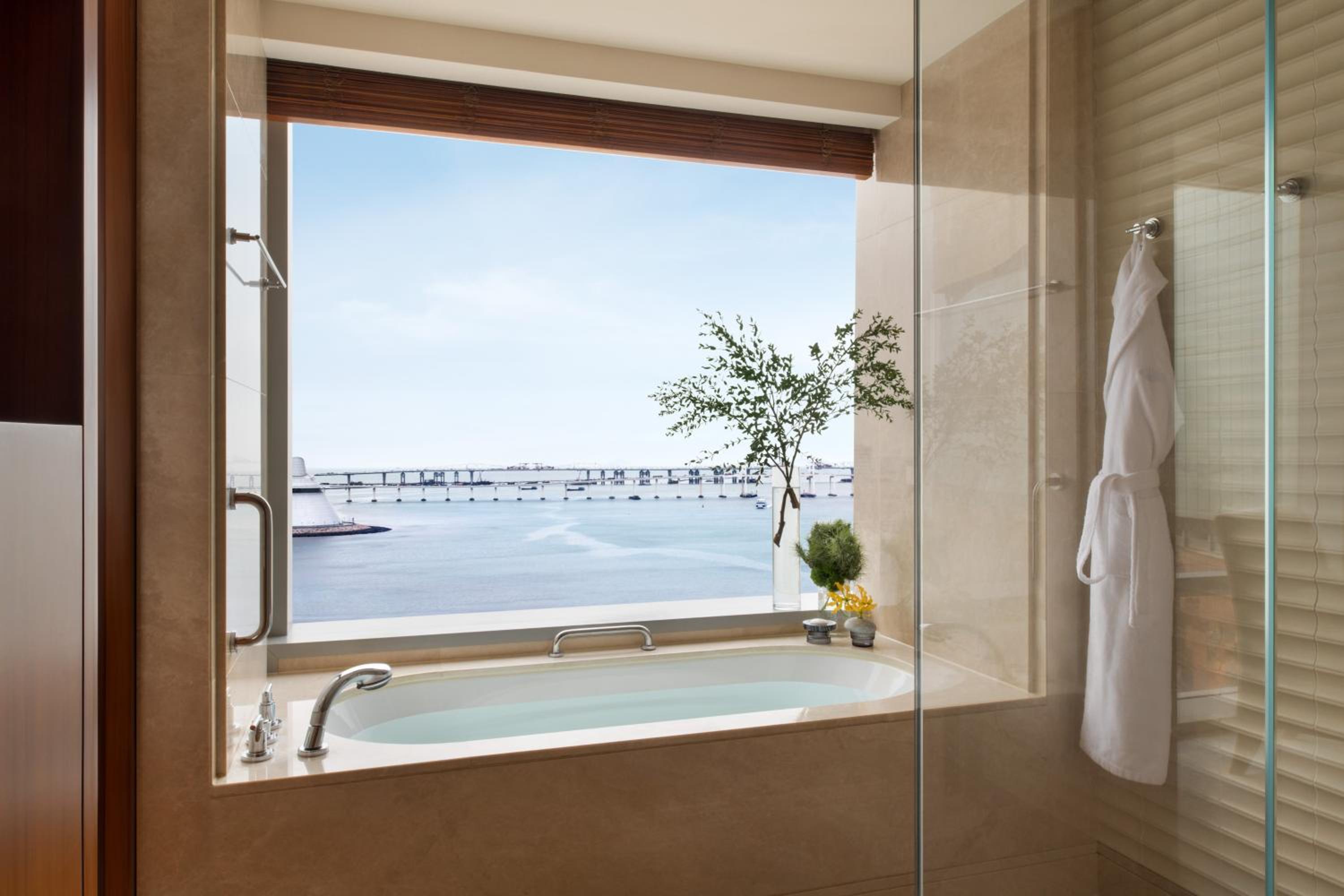 Deluxe Twin Room with Bay View - Photo 4