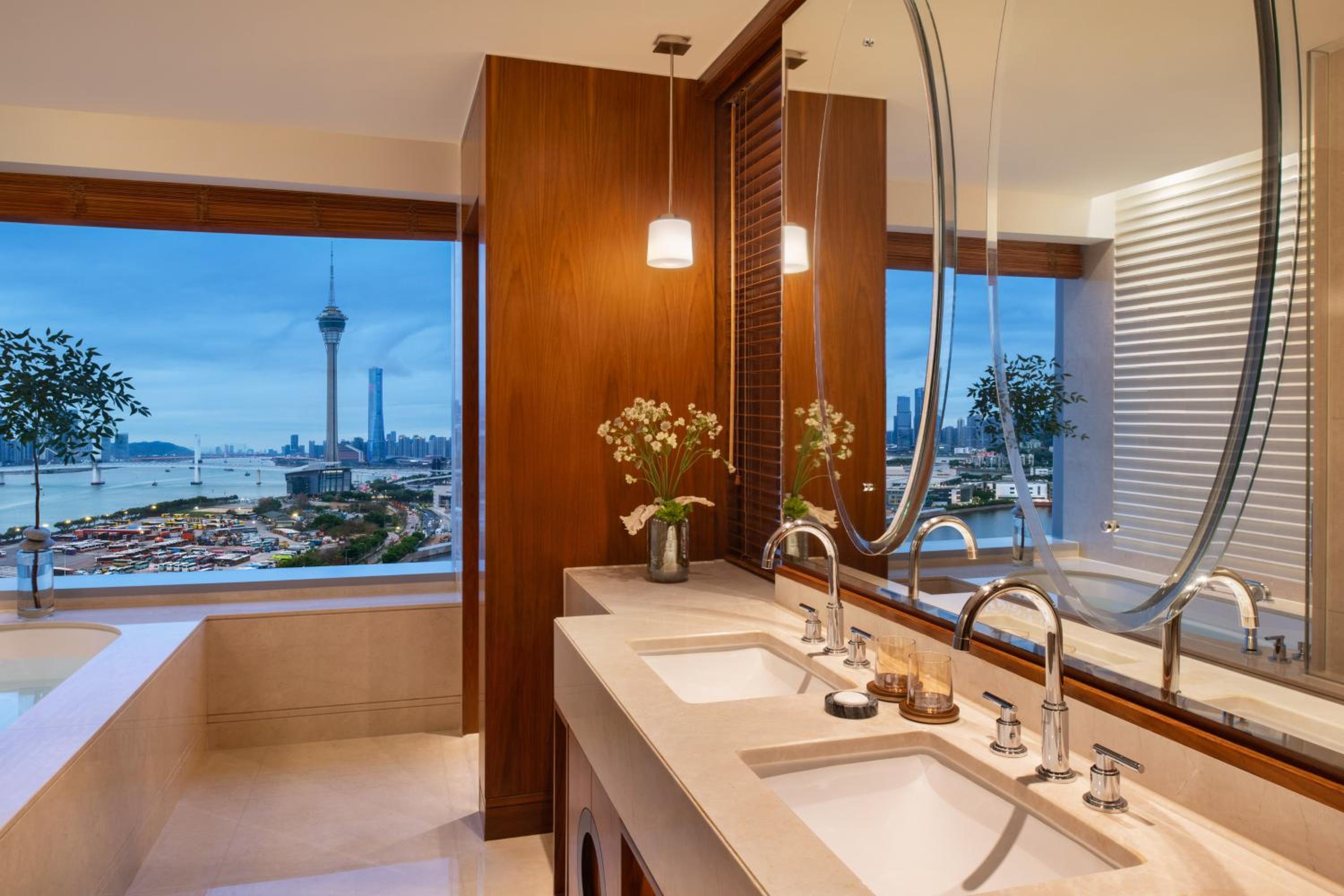 Deluxe Suite - Photo 6
