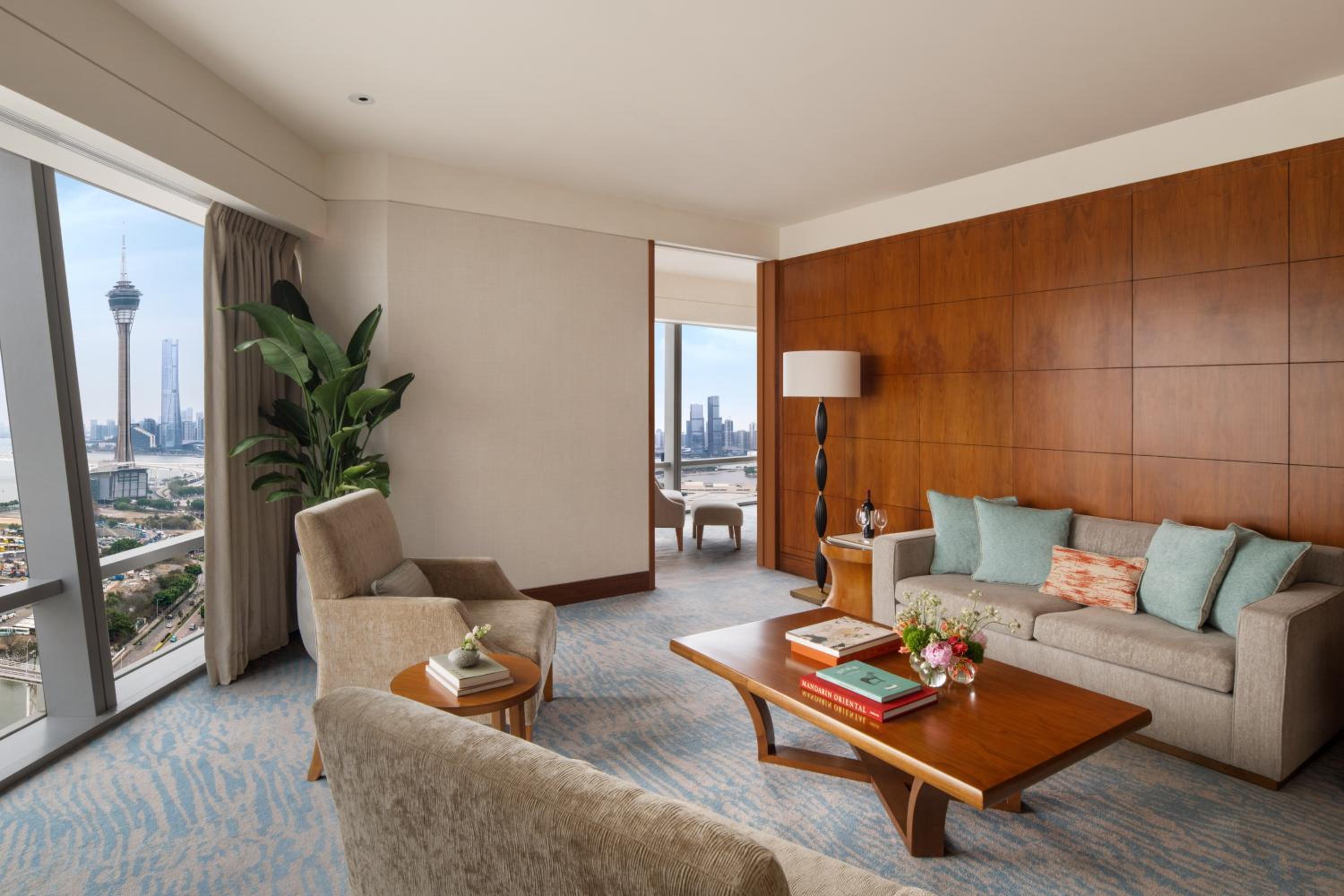 Suite - Photo 1