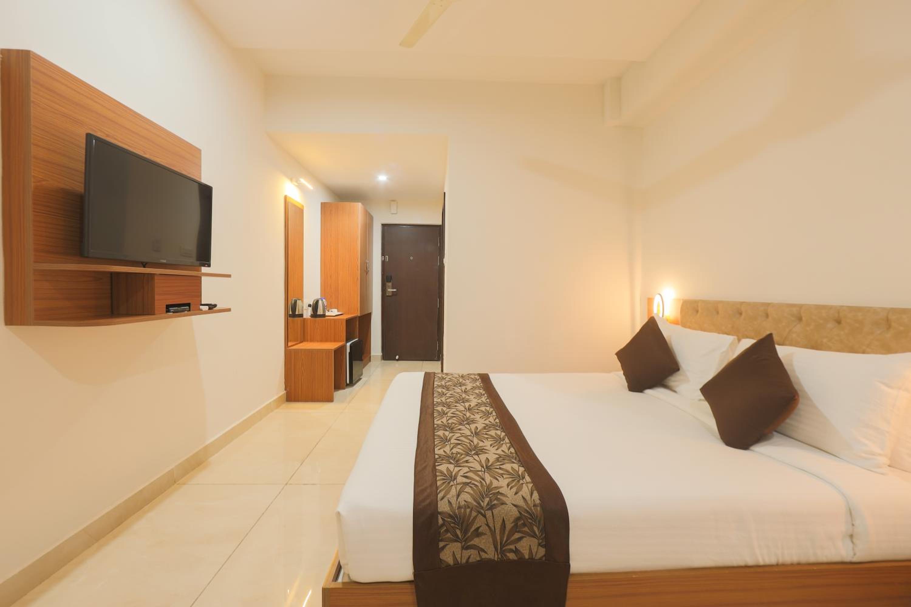Deluxe Room - Photo 11
