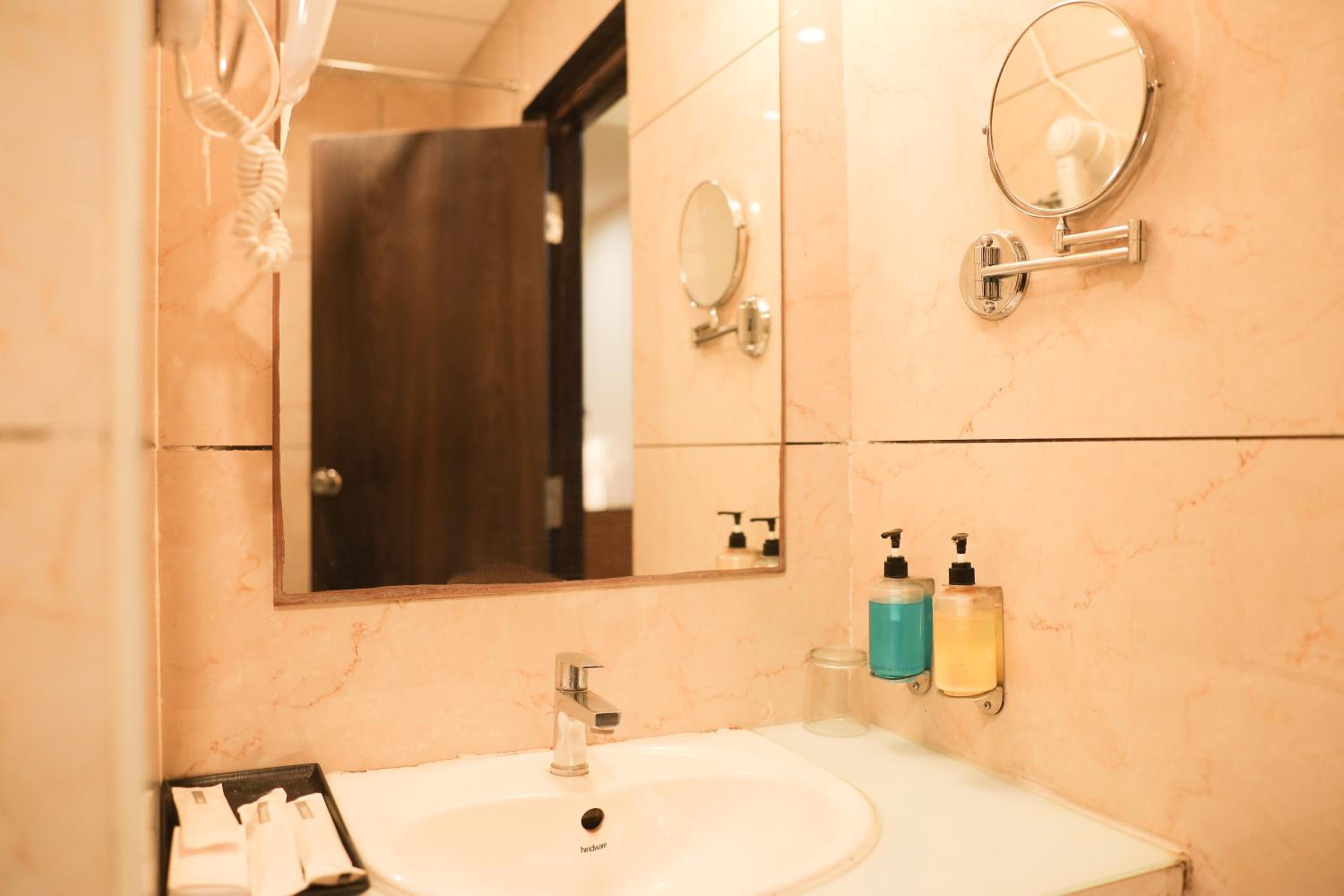 Deluxe Room - Photo 4