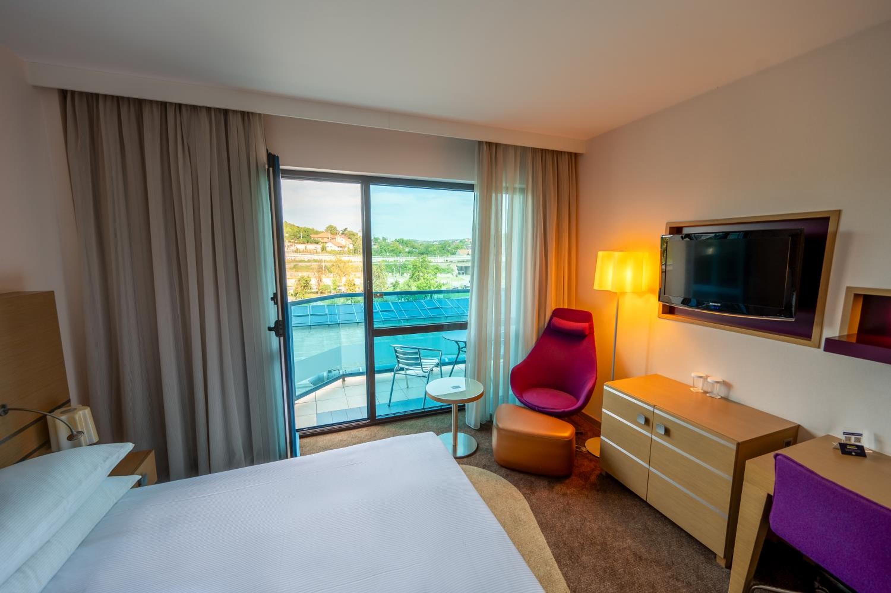 Deluxe King Room with Balcony - Photo 3