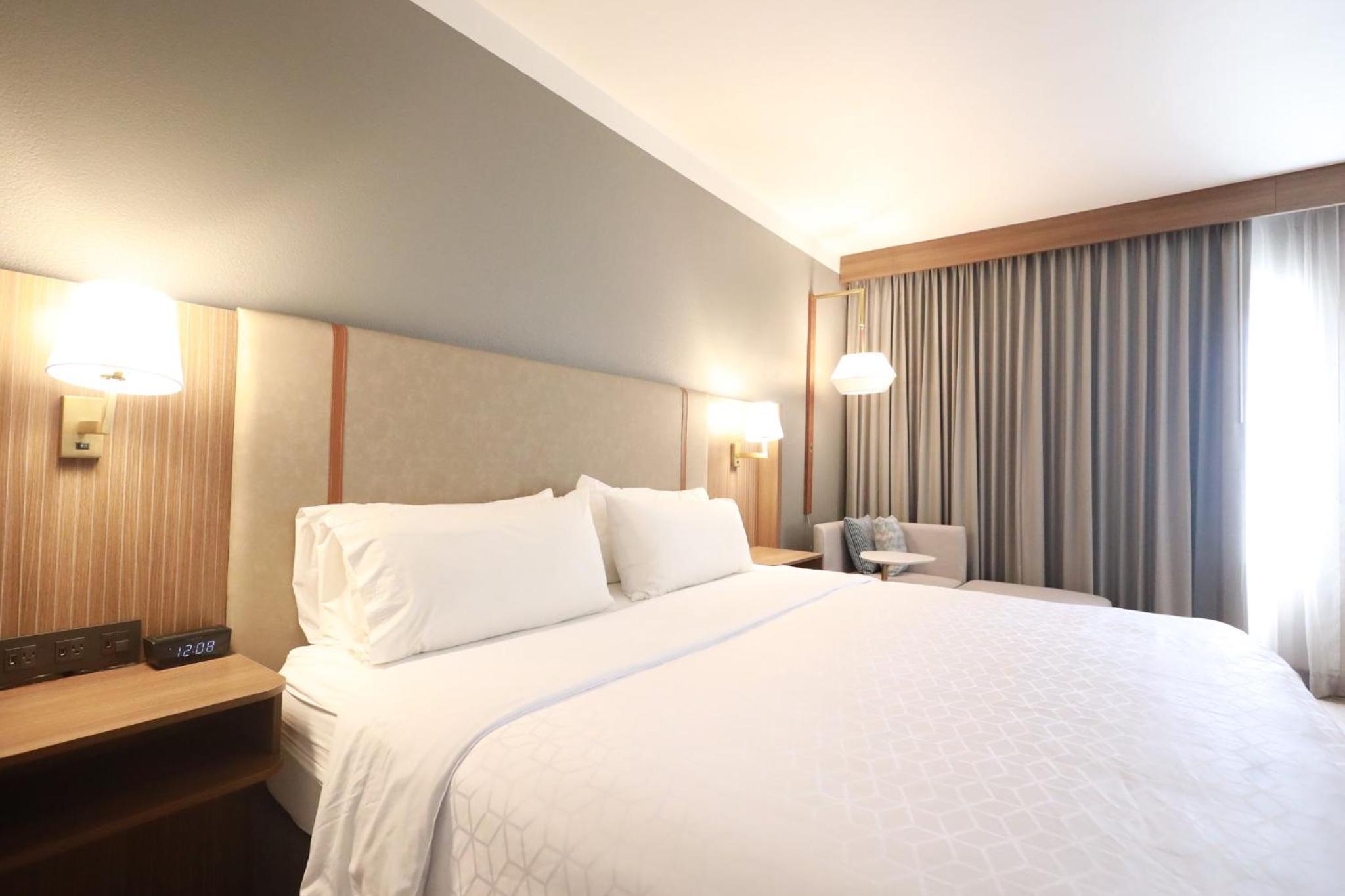 Standard King Room - Photo 6