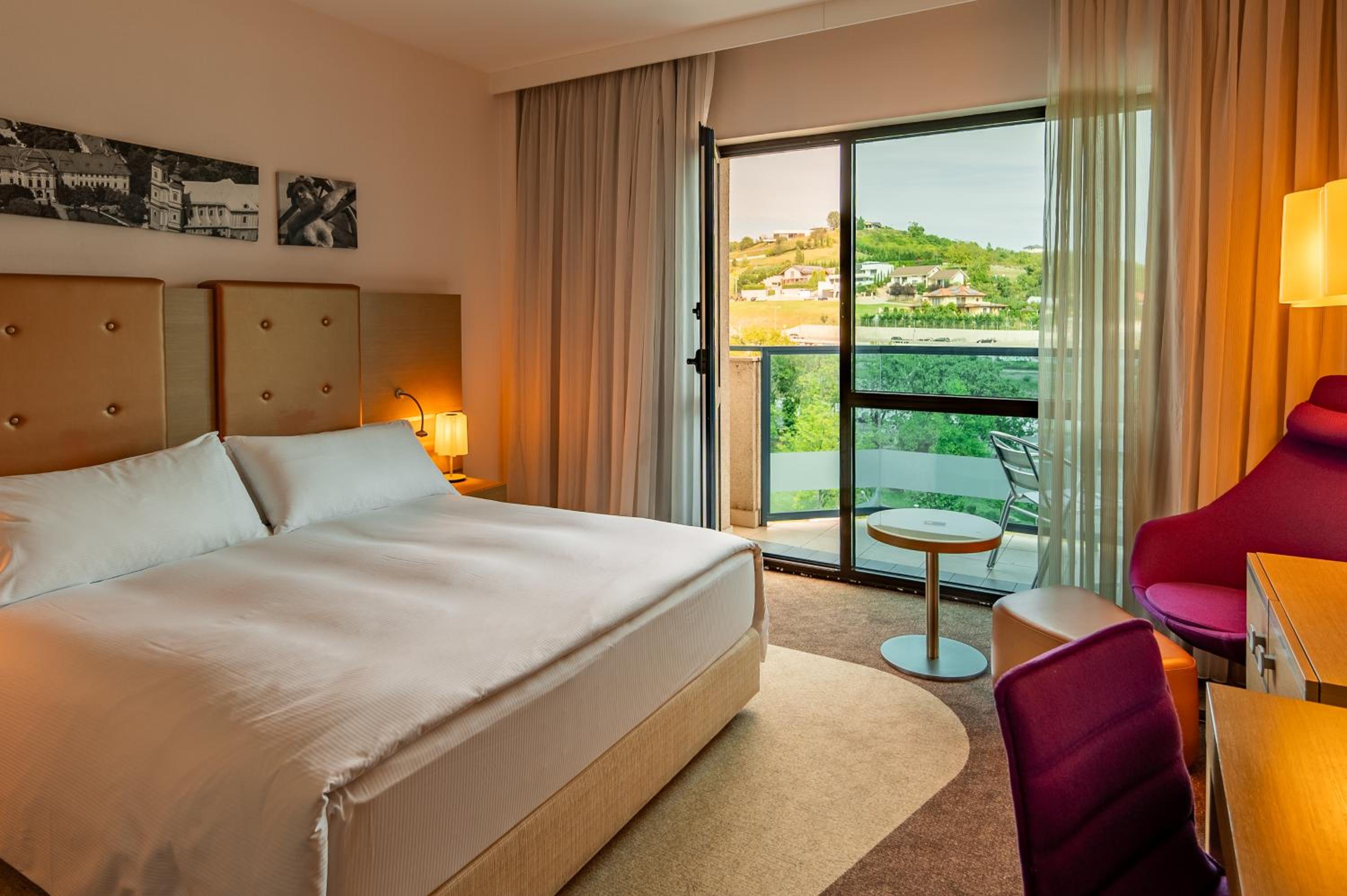 Deluxe King Room with Balcony and Park View - Photo 2