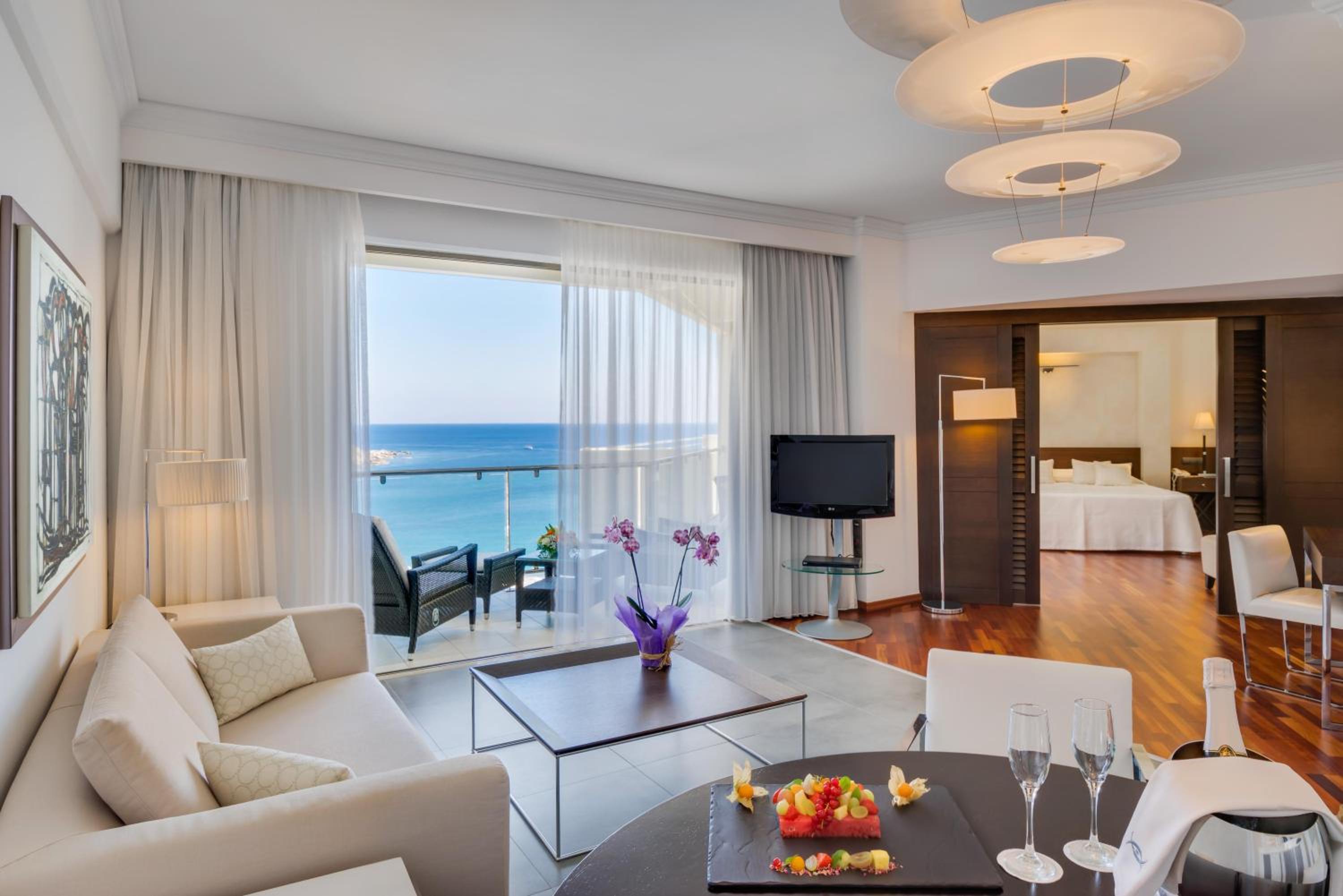 Elite Club Suite with Sea View (2 Adults + 1 Child) - Photo 1