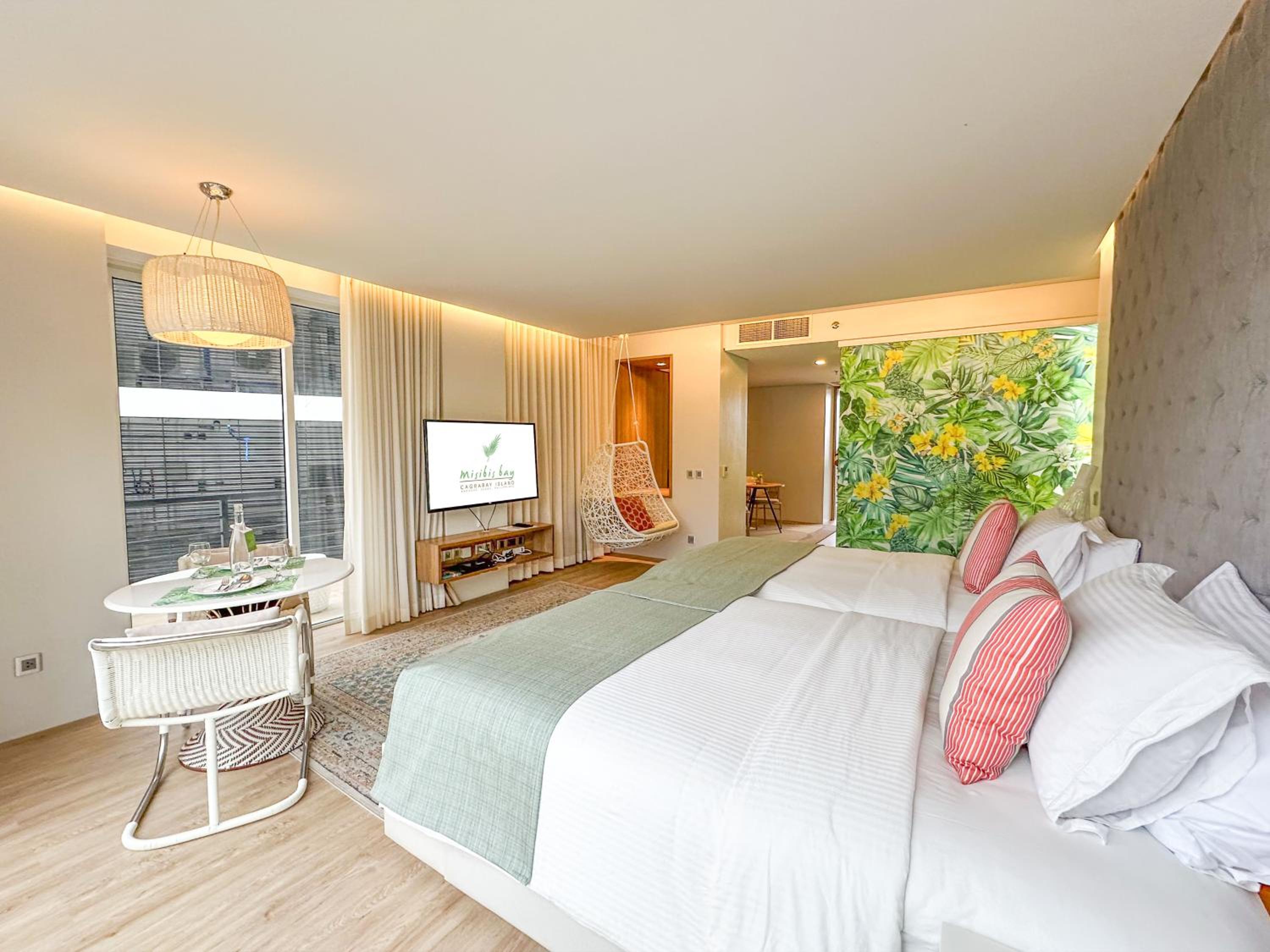 Cluster Deluxe Pool View - Photo 6