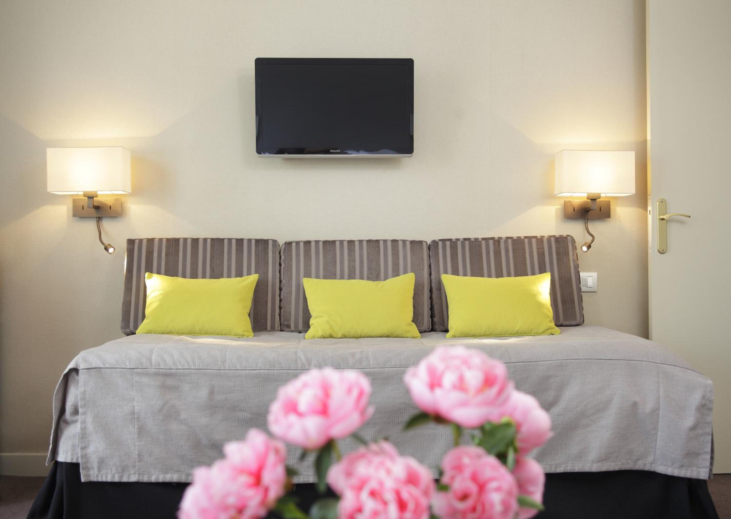 Triple Room thumbnail 5
