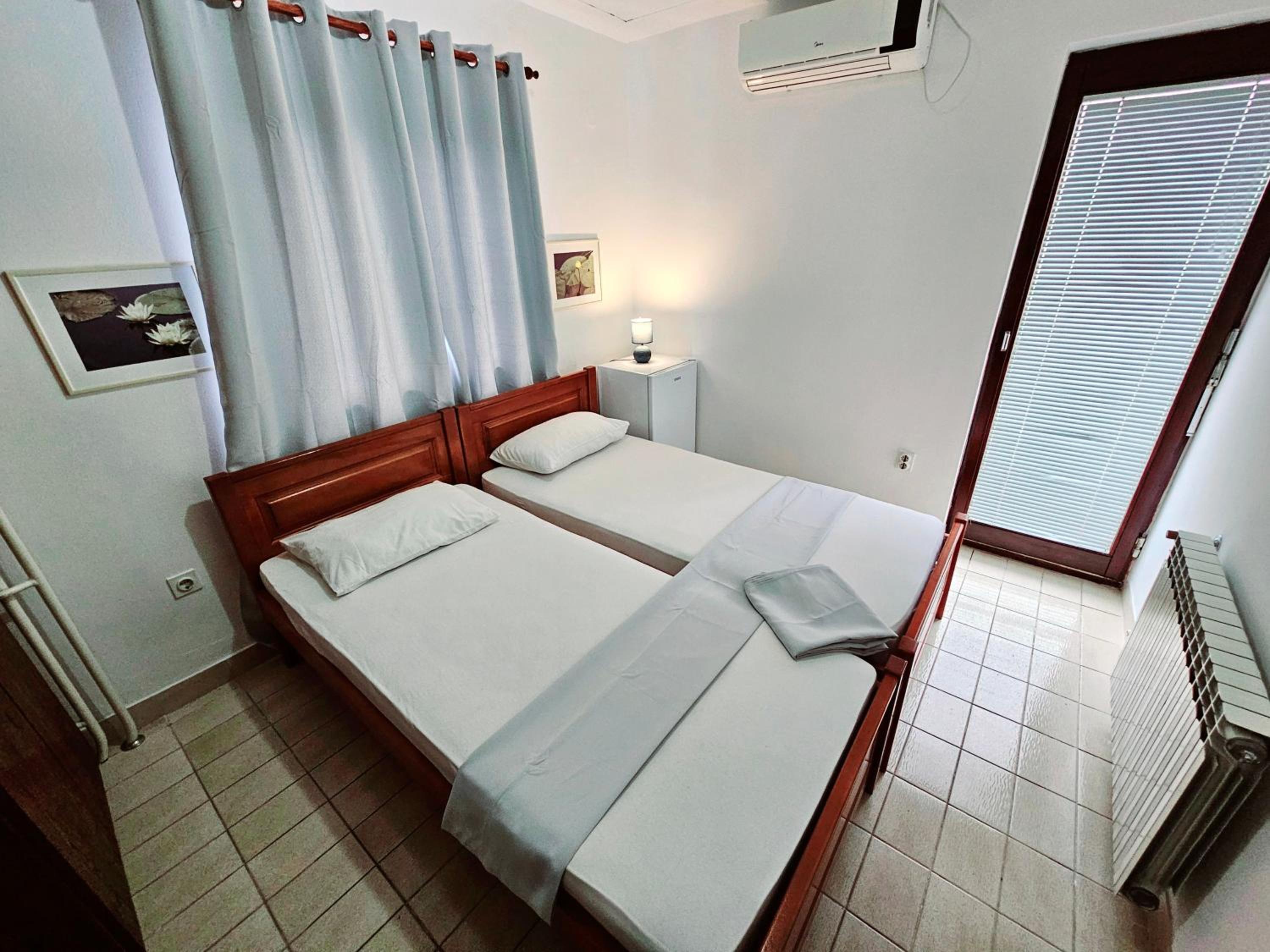 Standard Twin Room with Shared Bathroom photo 1