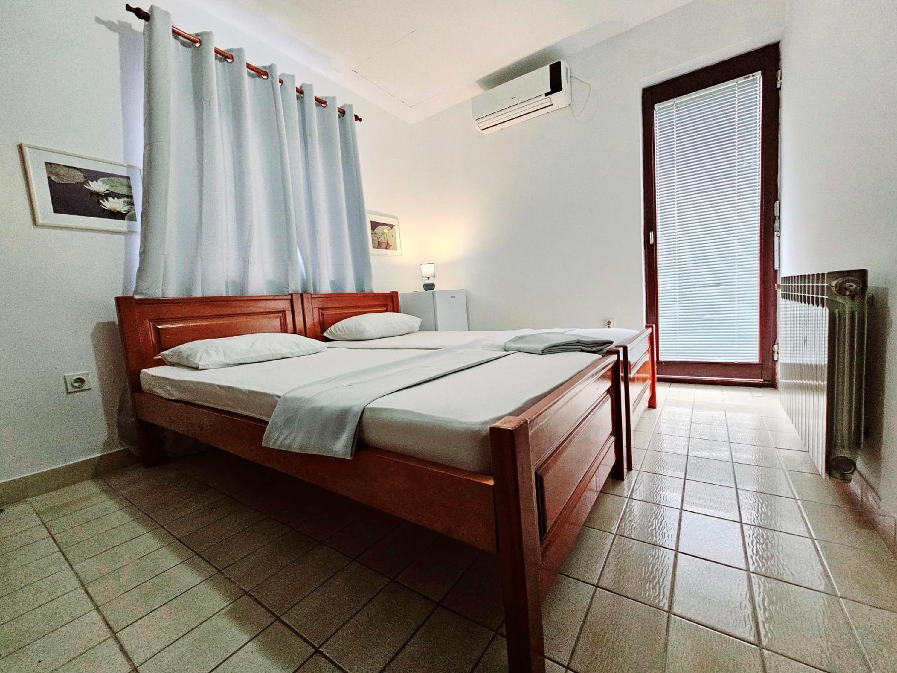 Standard Twin Room with Shared Bathroom photo 2