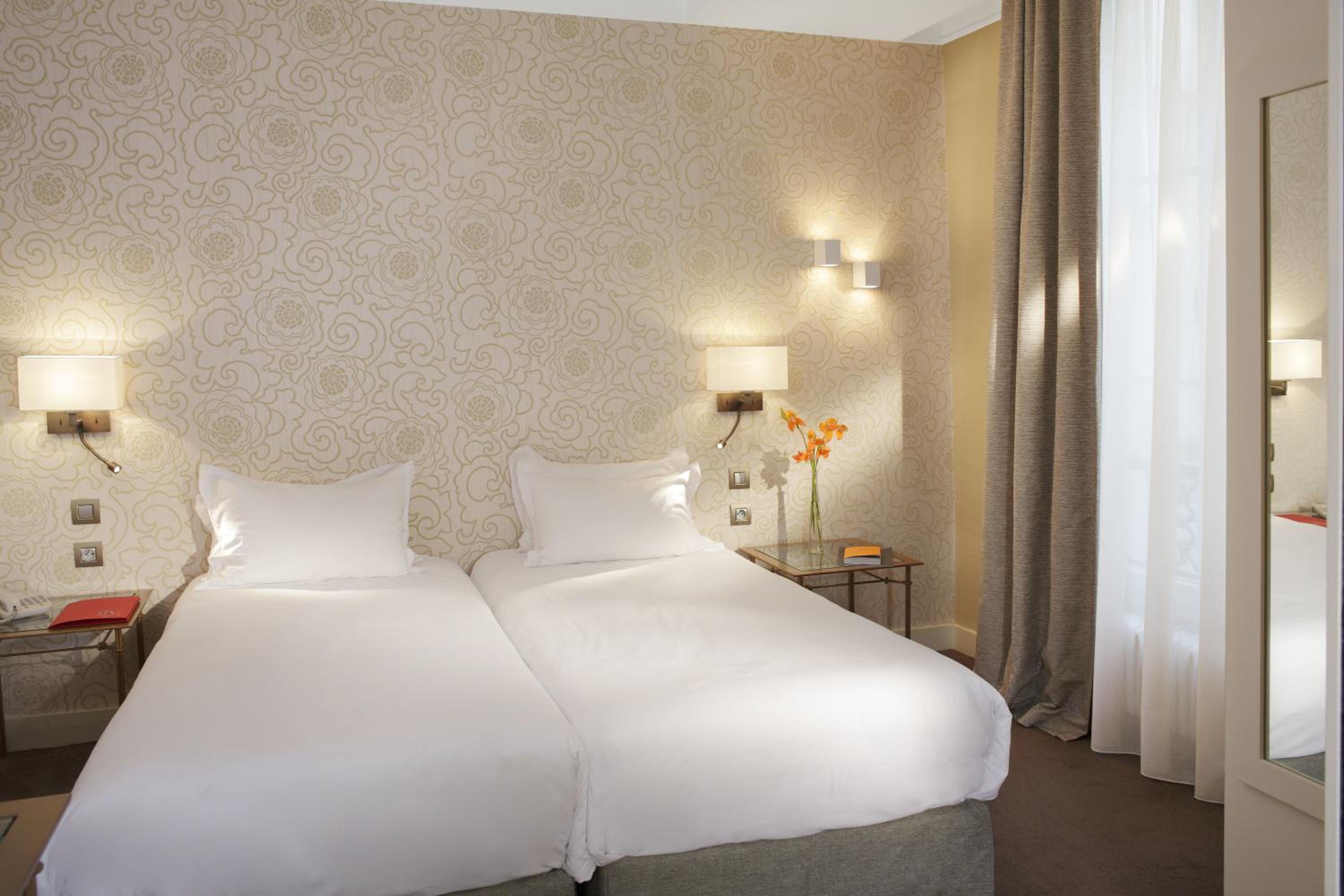 Quadruple Room thumbnail 5