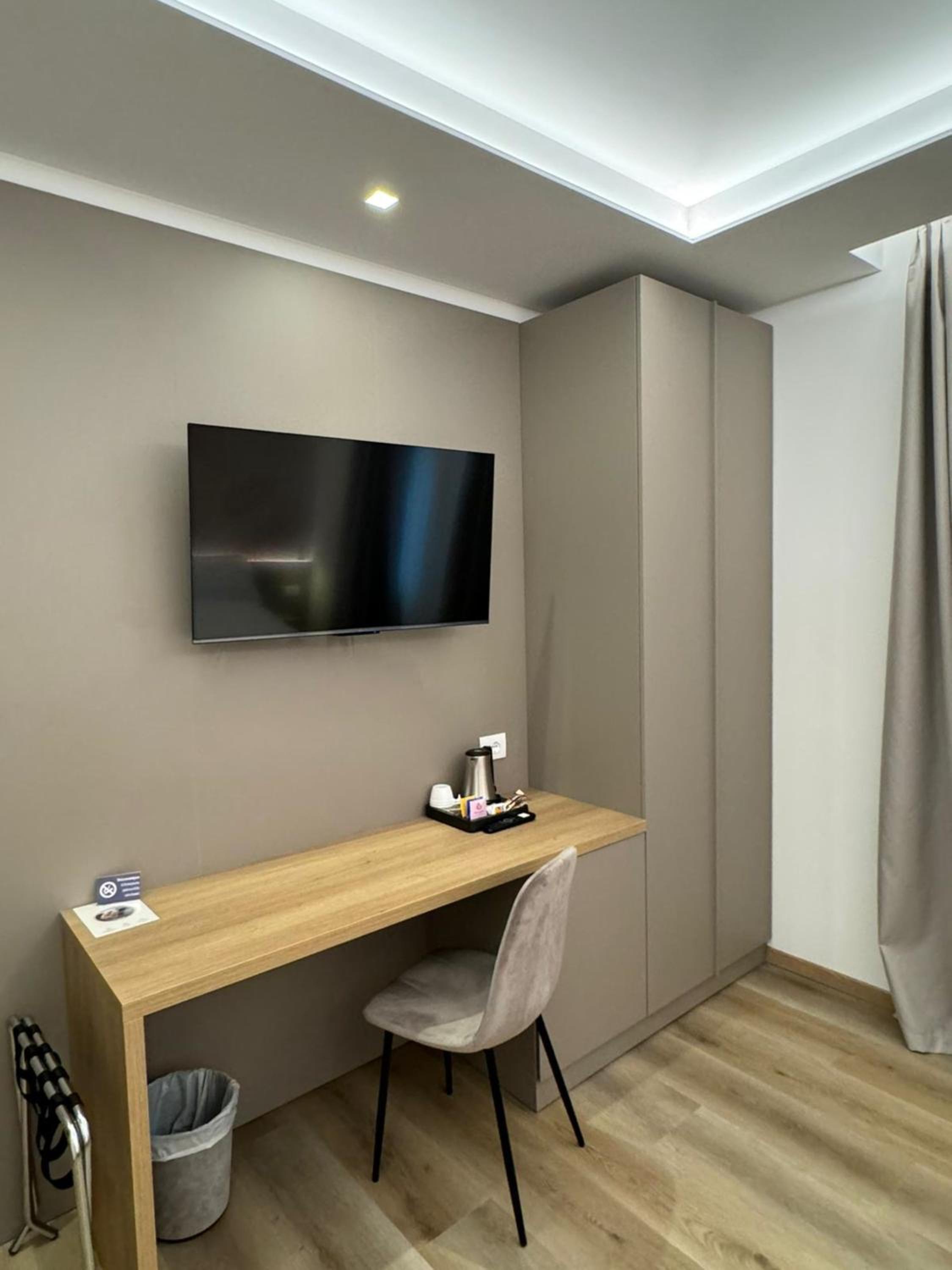 Deluxe King Room thumbnail 5