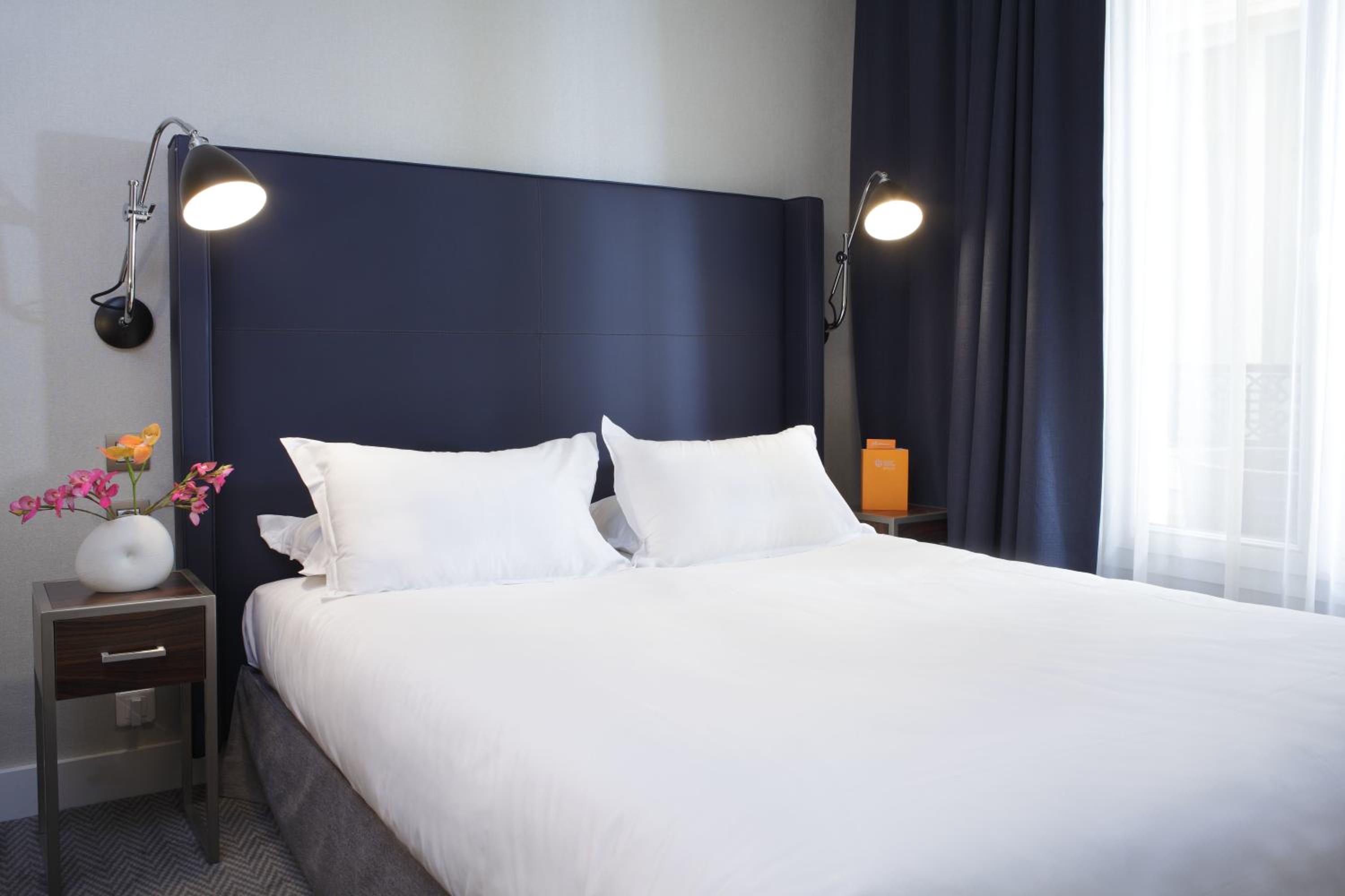 Standard Twin Room thumbnail 5