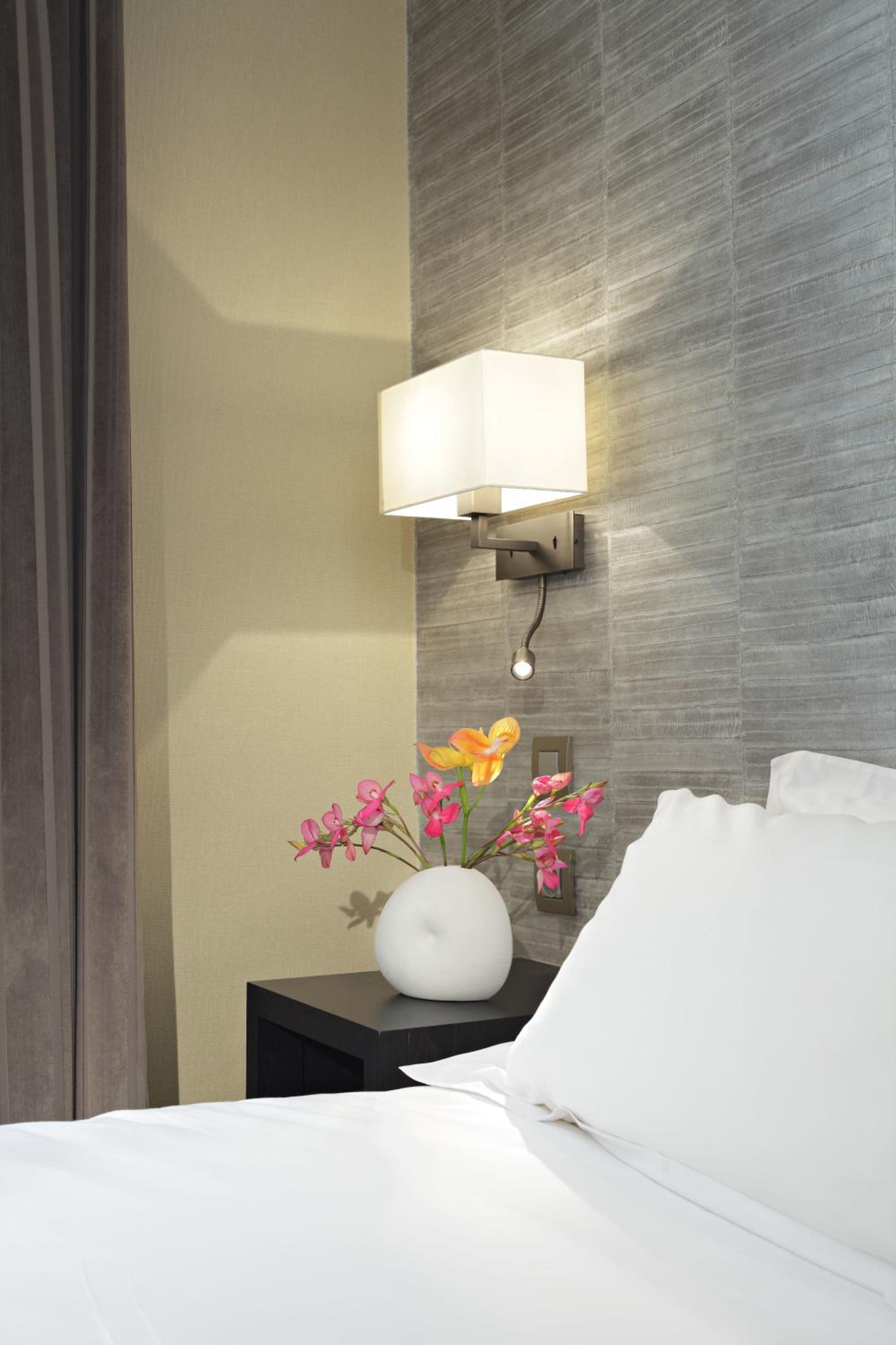 Standard Twin Room thumbnail 6
