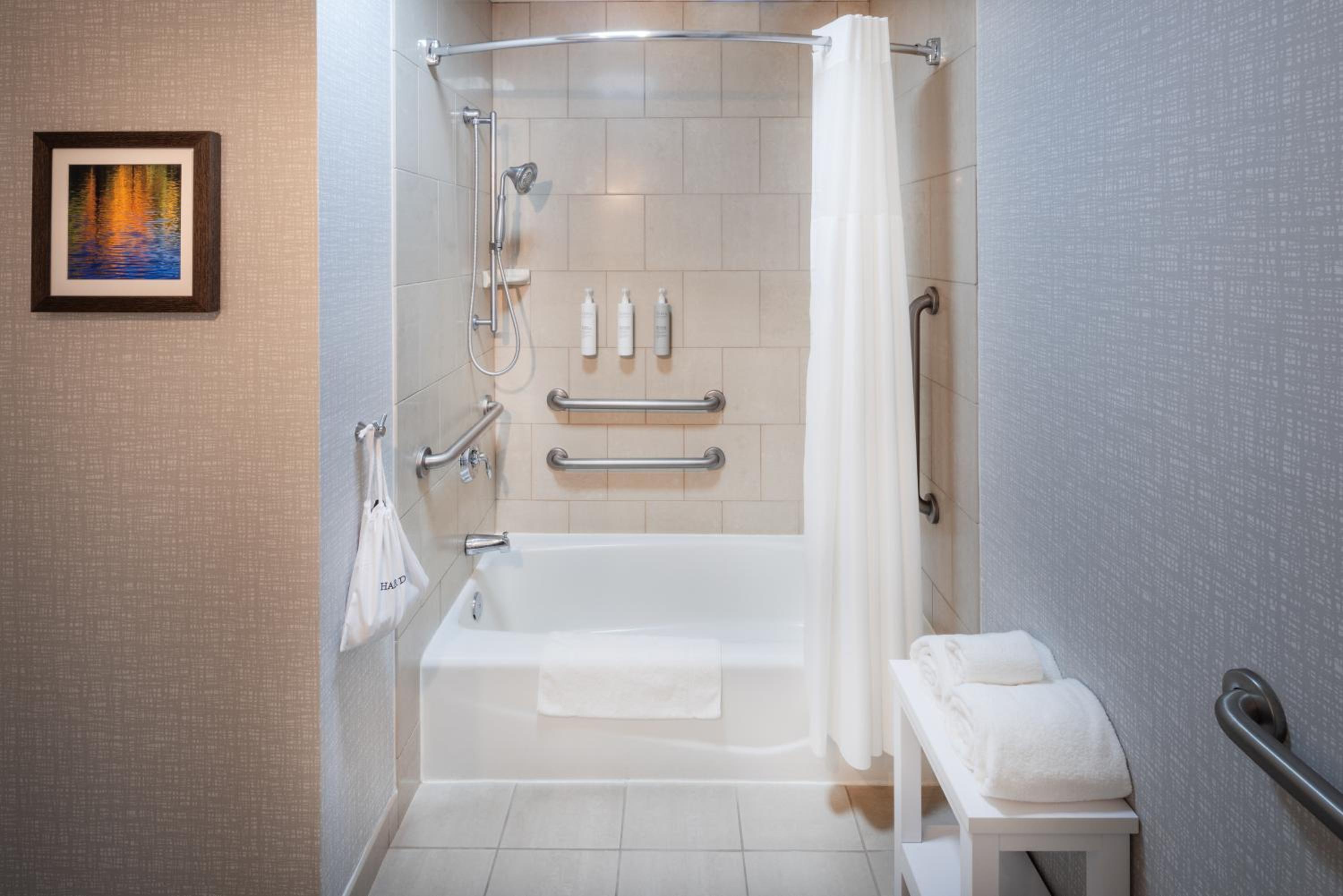 King Room with Sofa Bed and Bath Tub - Mobility Accessible