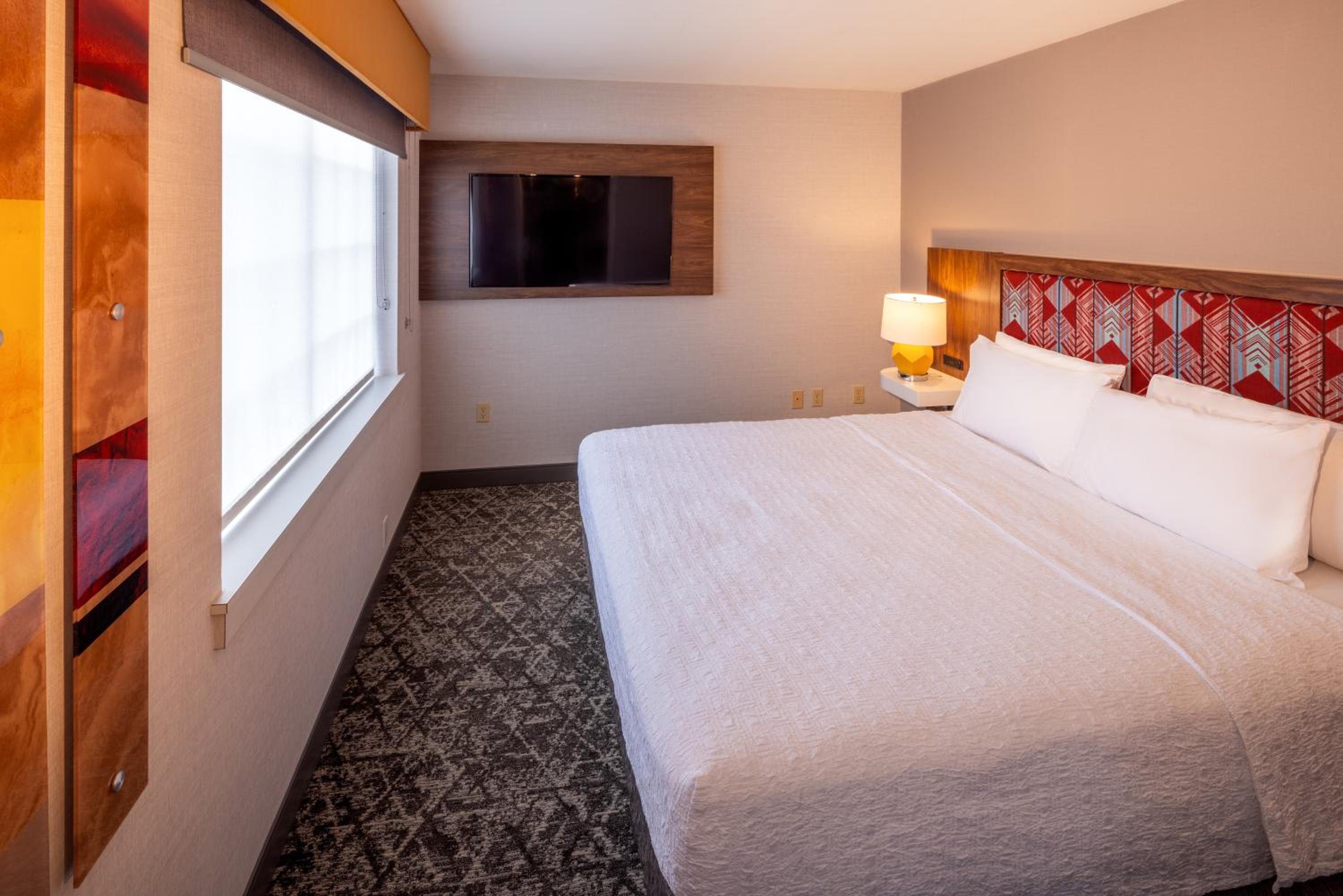 One-Bedroom King Suite with Fireplace - Photo 2