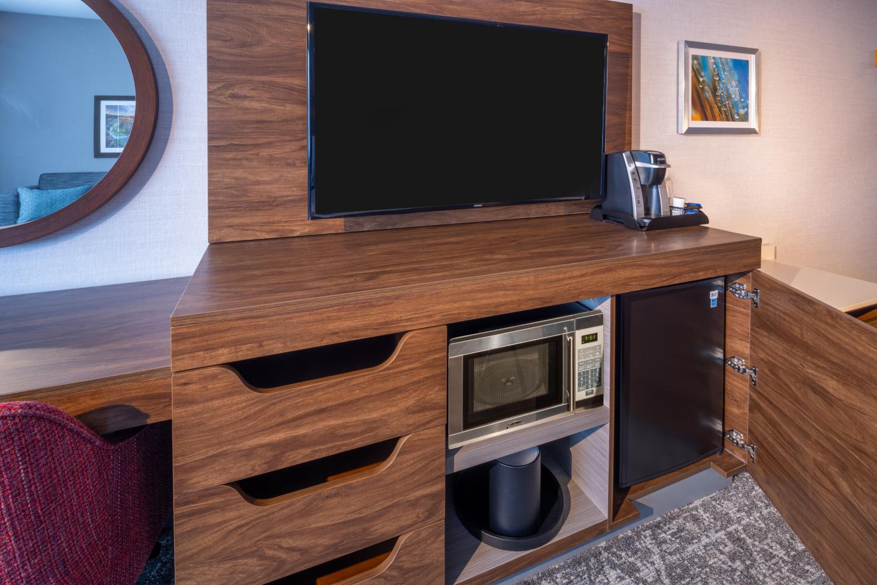 King Room with Sofa Bed - Photo 2