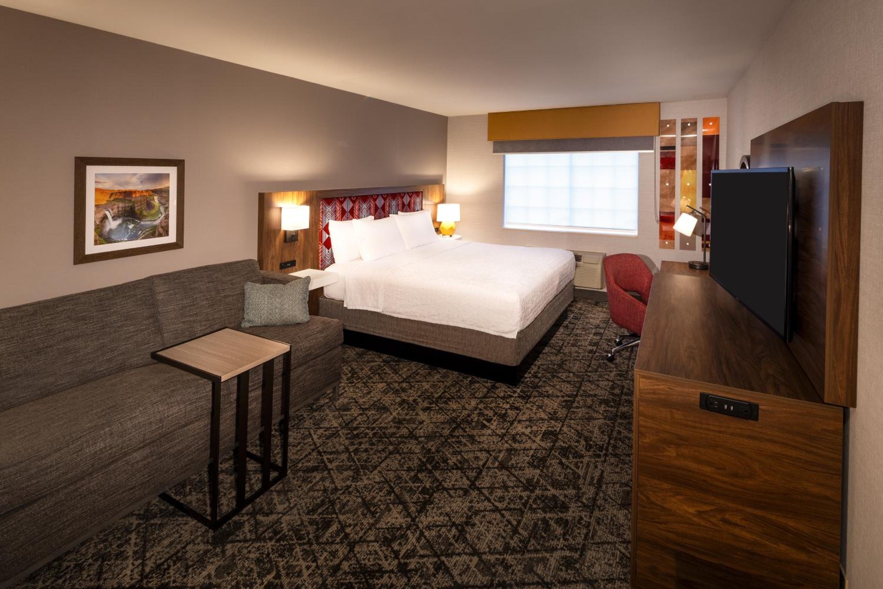King Room with Sofa Bed - Photo 1