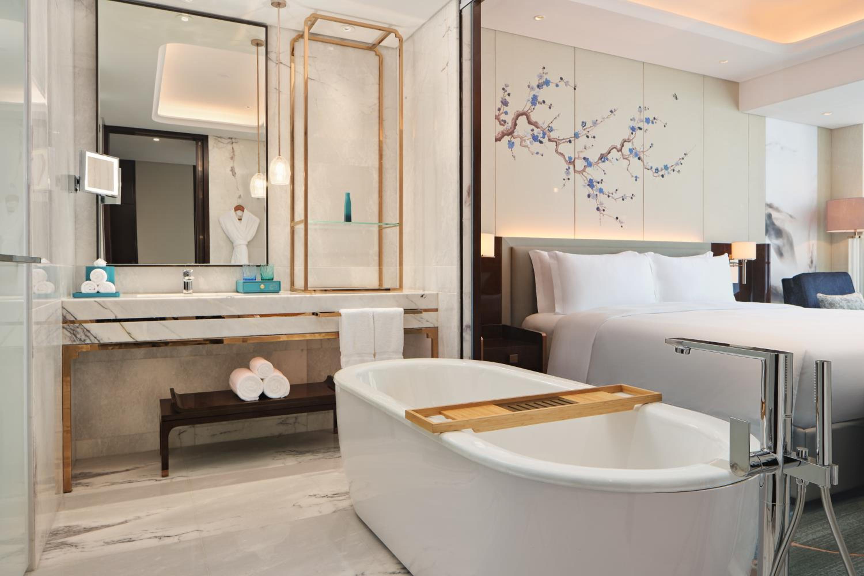 Superior King Room with City View photo 2