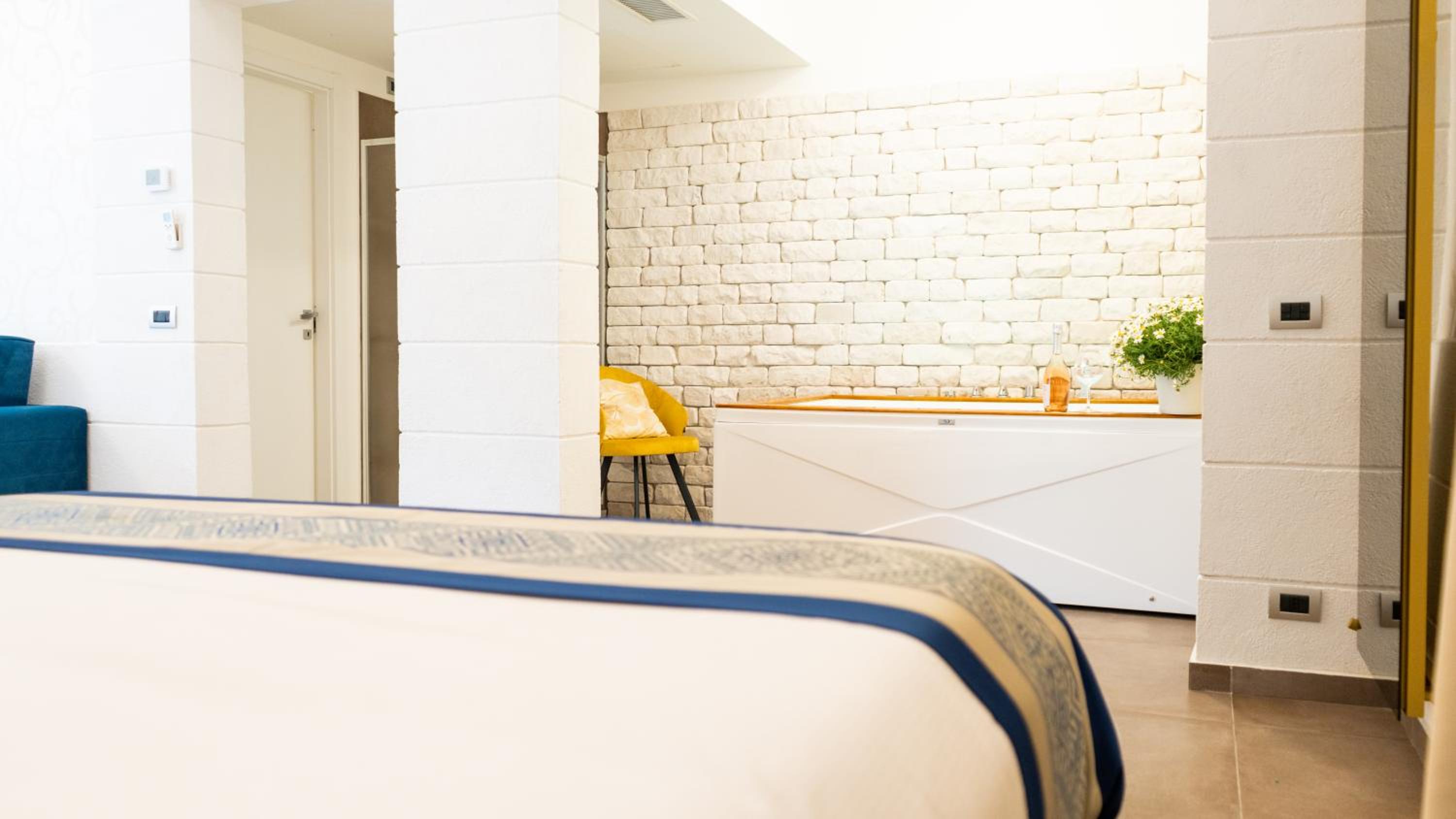 Suite with Hot Tub and Patio photo 1