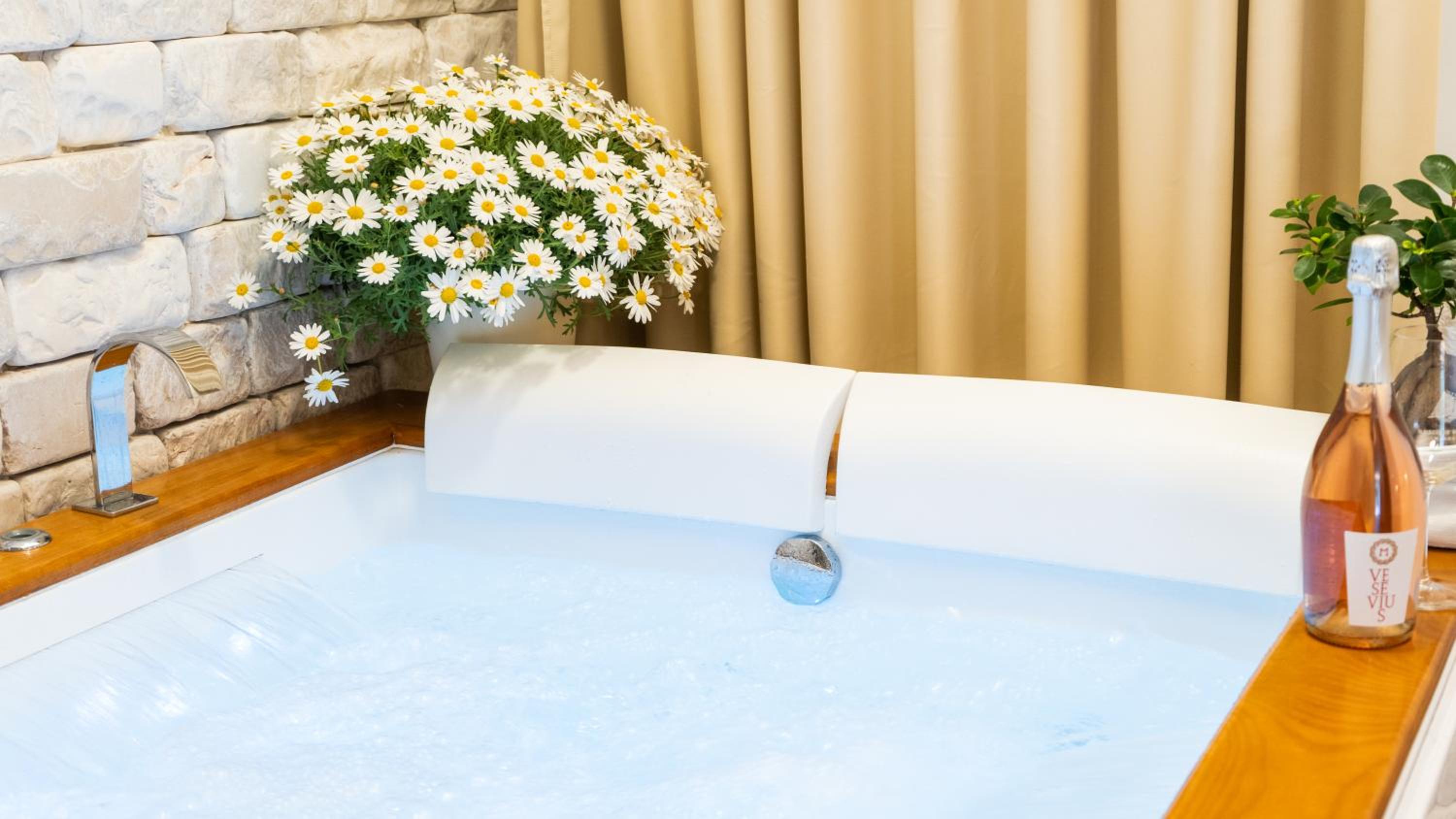 Suite with Hot Tub and Patio photo 2
