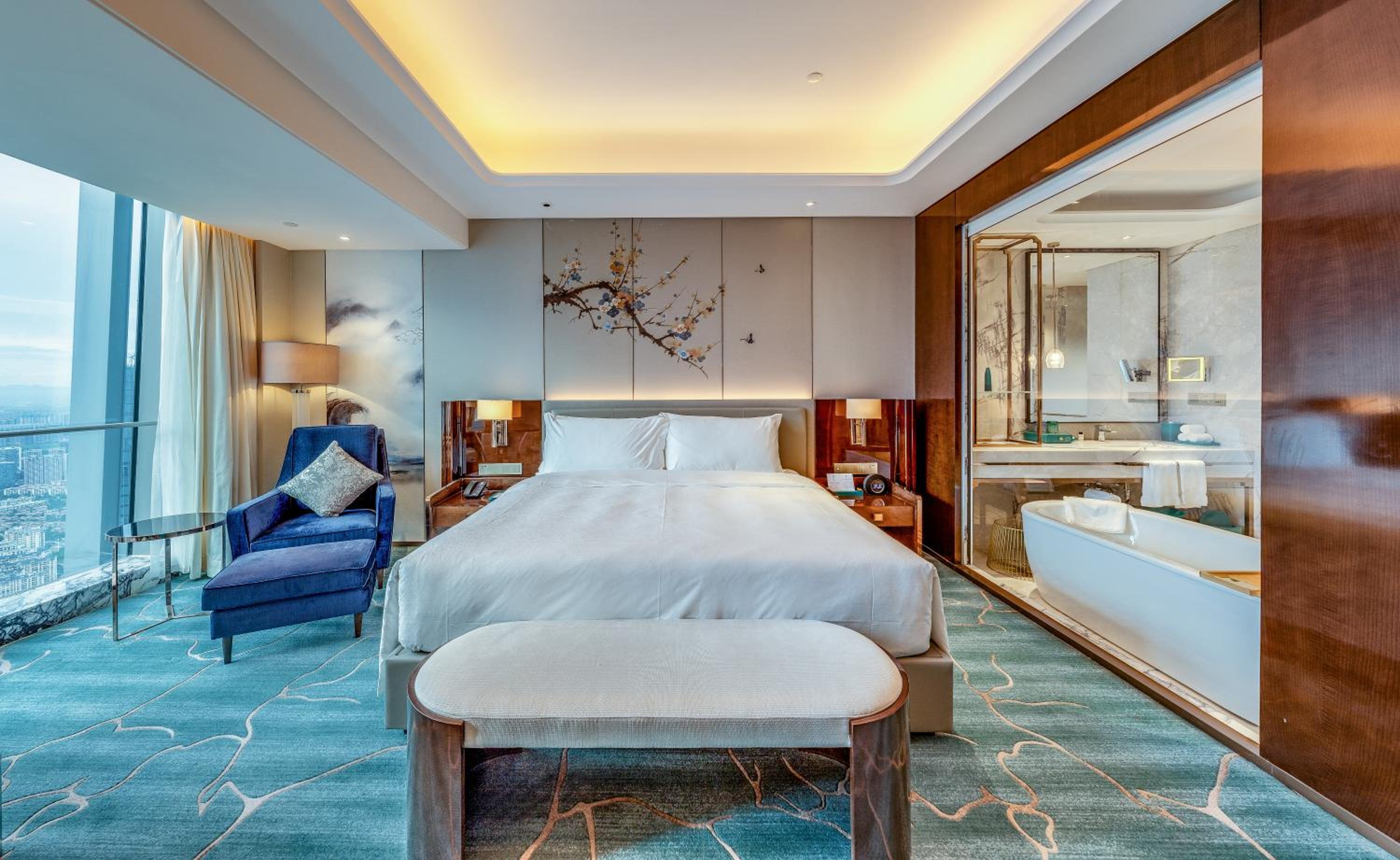 Superior King Room with City View