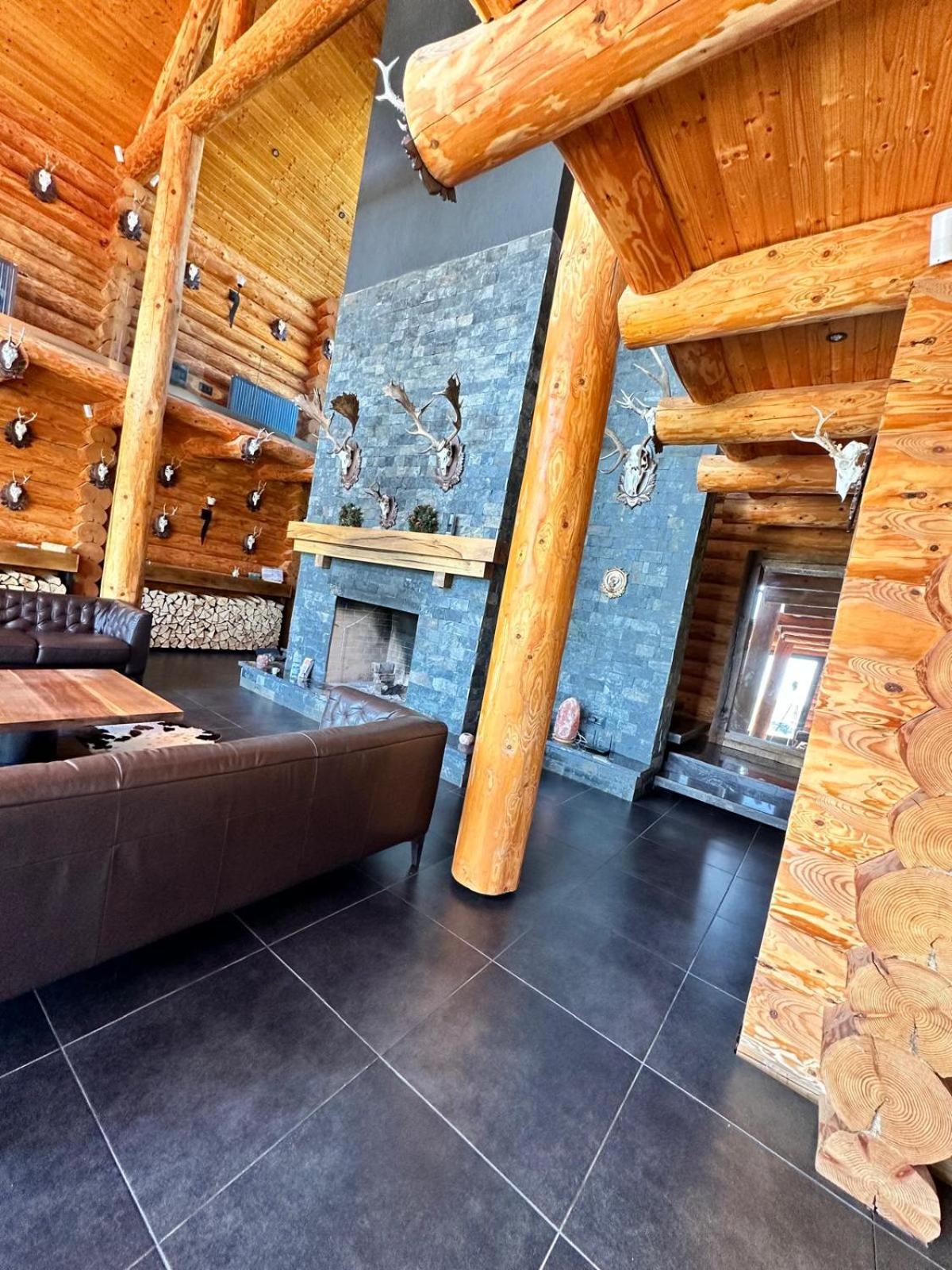 Five-Bedroom House photo 3