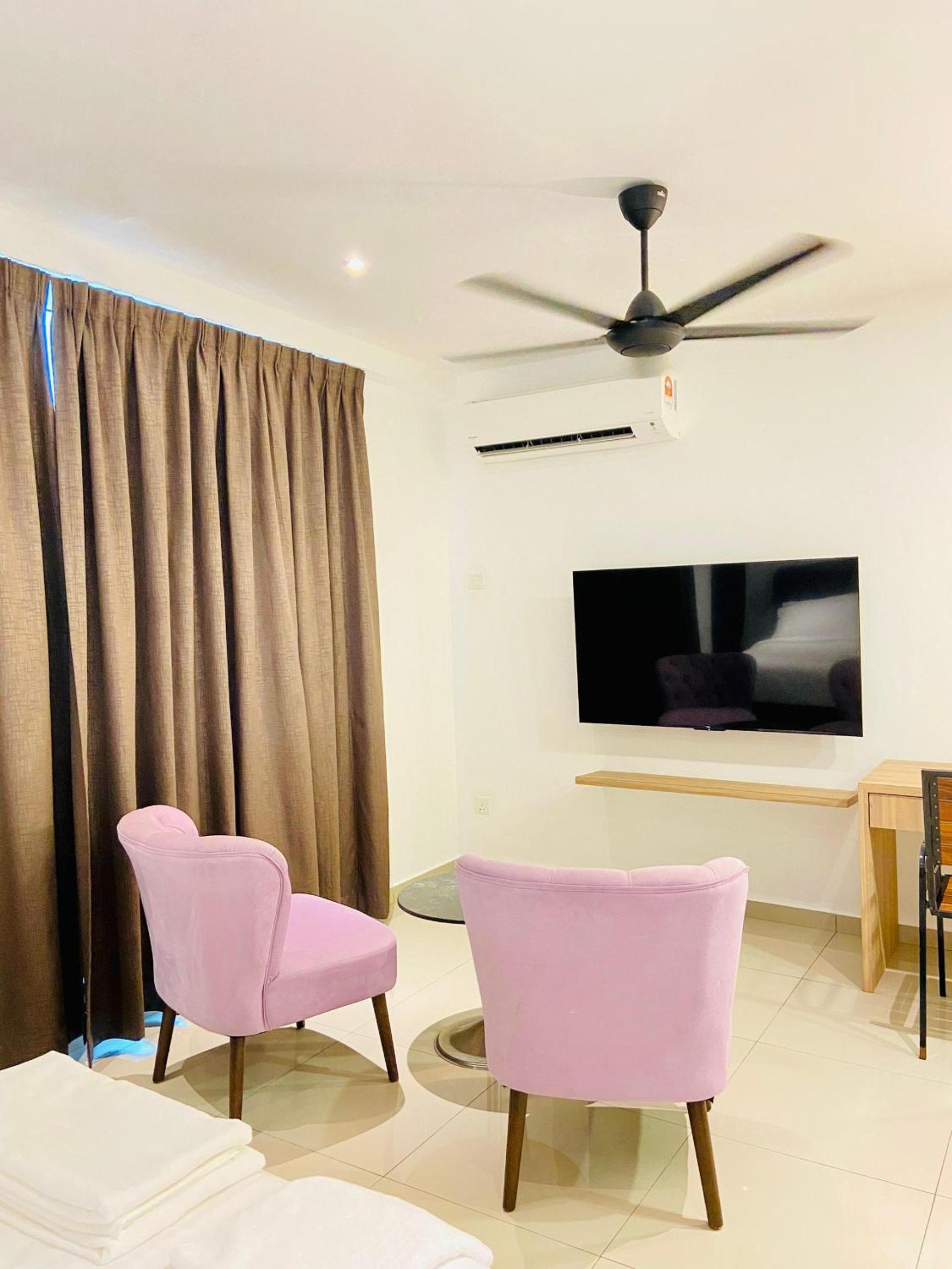 Executive Suite - Photo 1