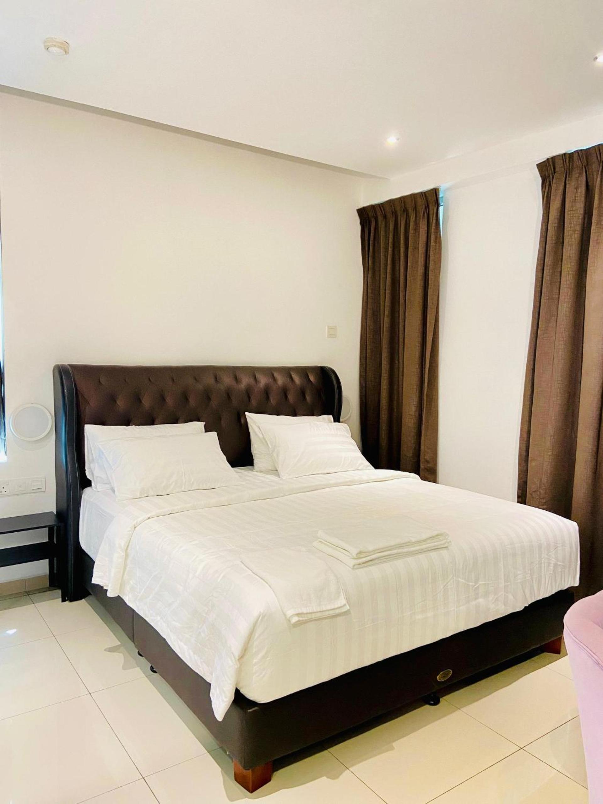 Executive Suite - Photo 3