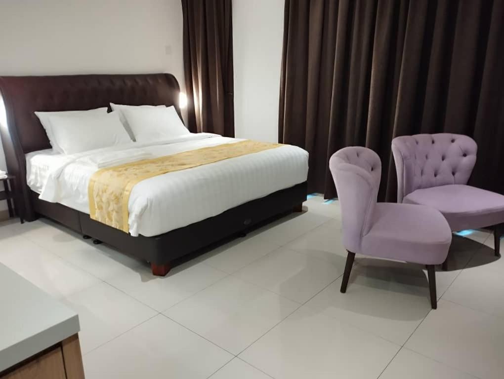 Executive Suite - Photo 2