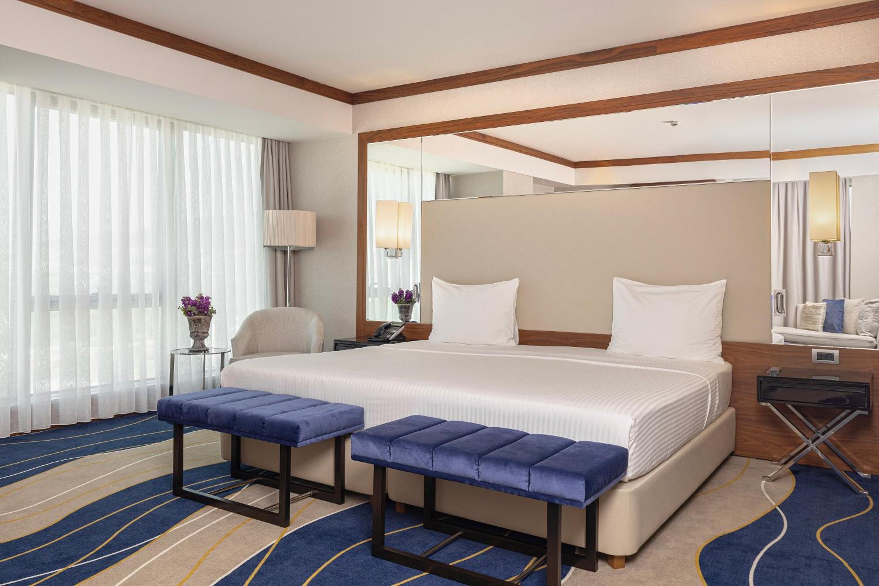 Corner Room with King Size Bed photo 2
