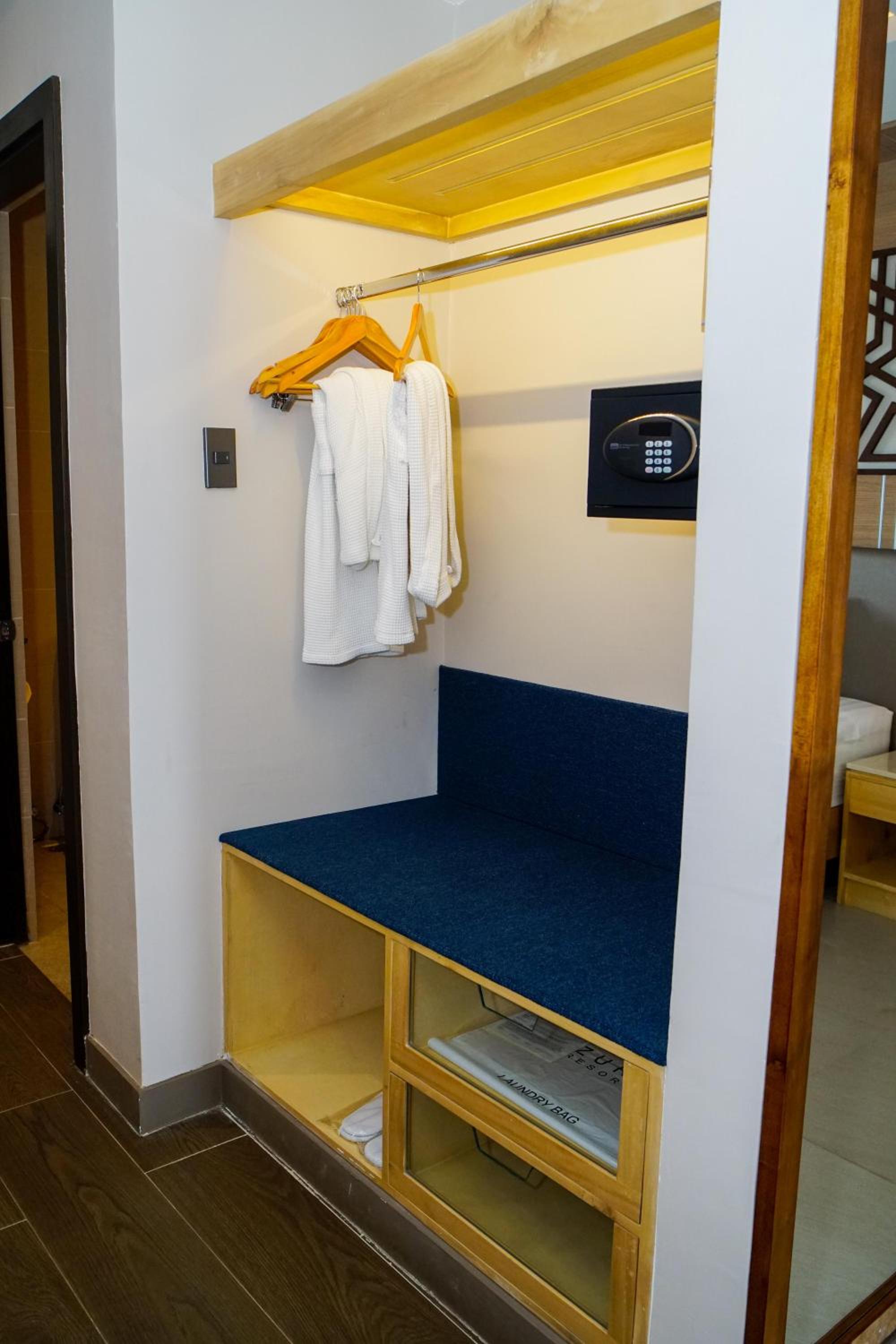 Premier King Room - Photo 18