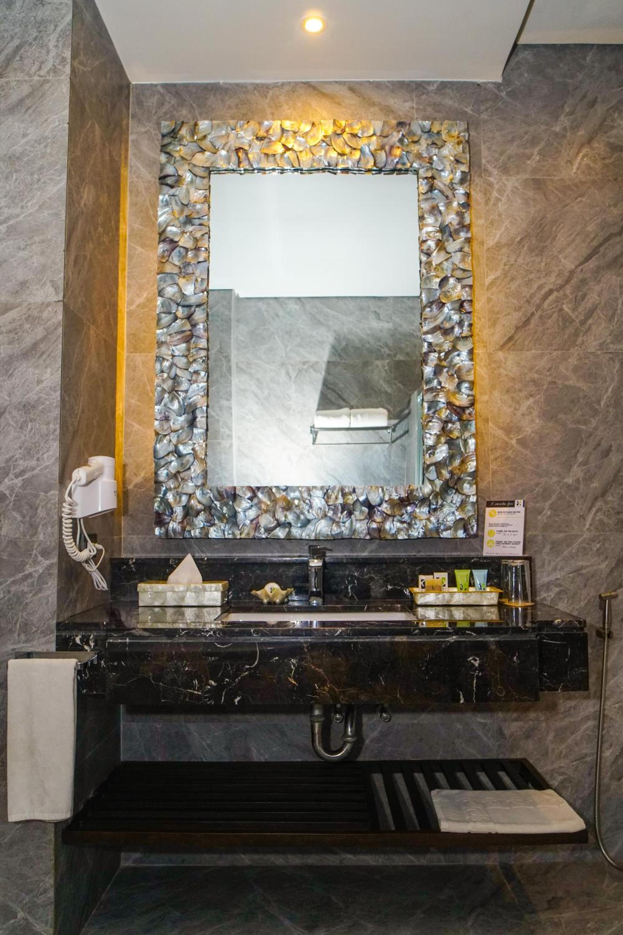 Premier King Room - Photo 21
