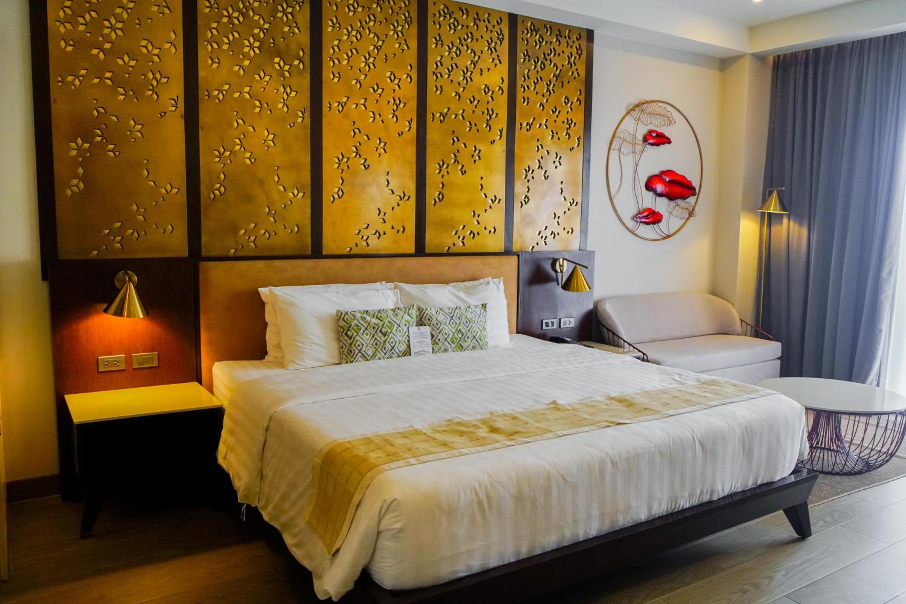 Premier King Room - Photo 10