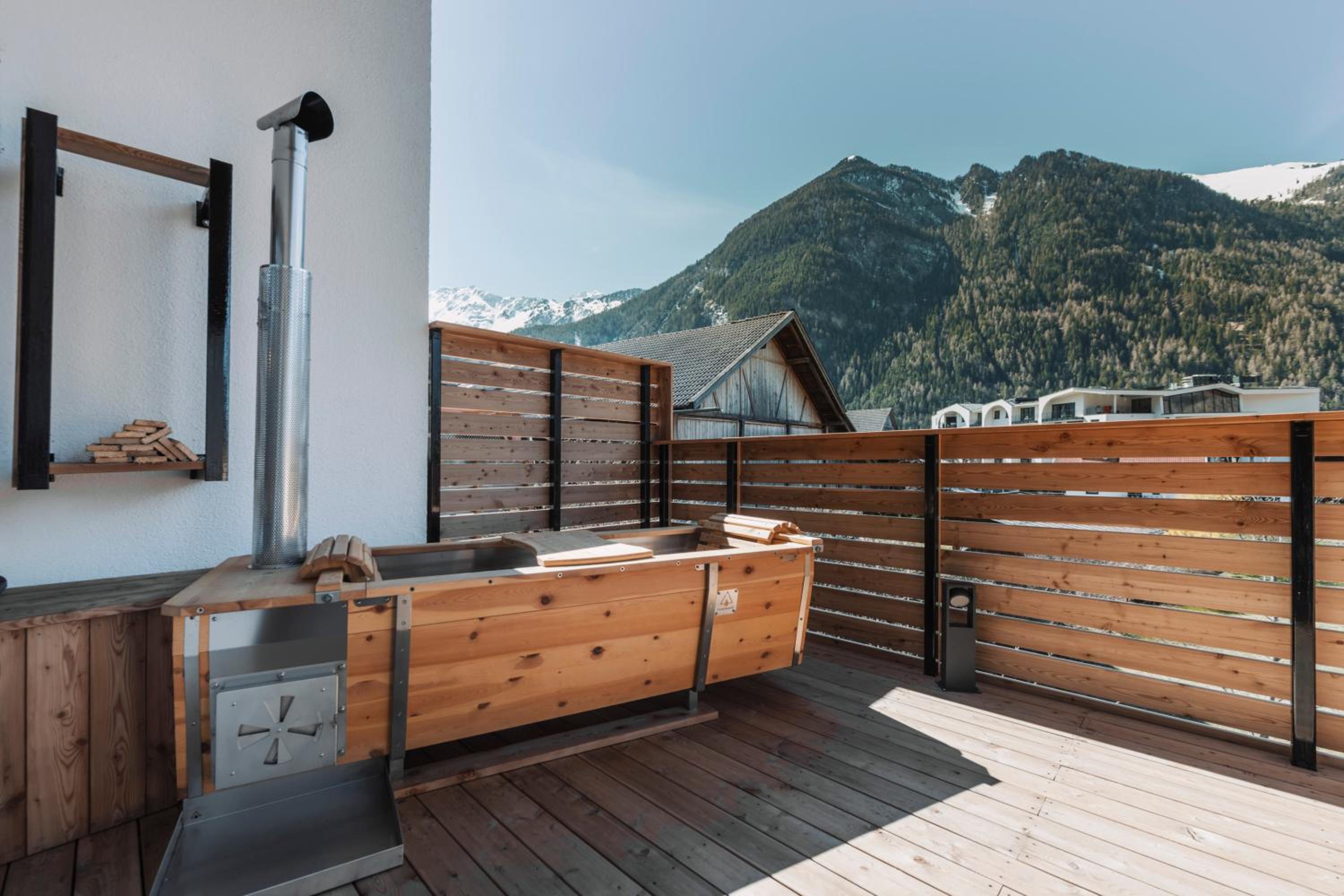 Apartment 4 with Balcony and FireWater Hot Tube photo 3