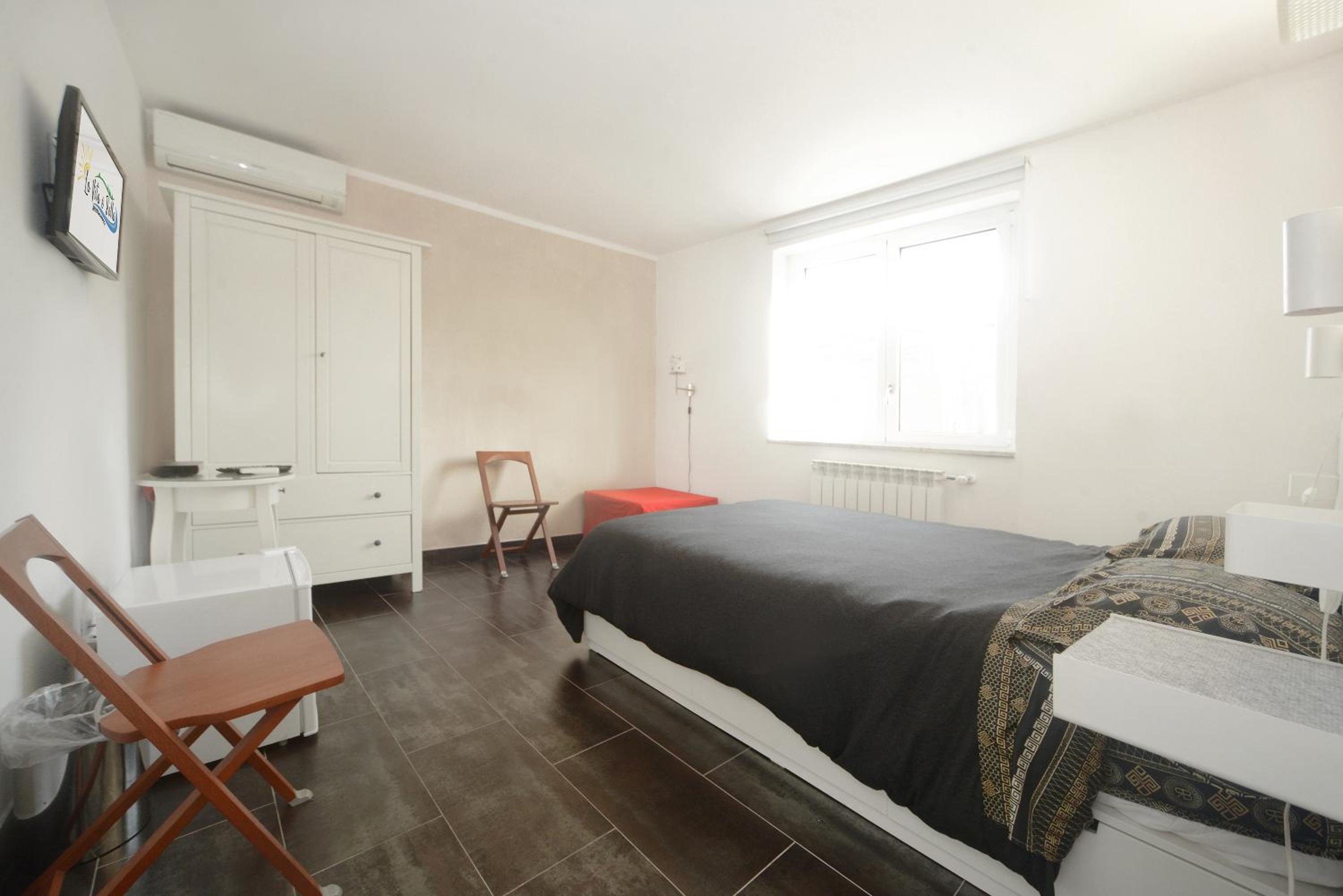 Deluxe Room with Private External Bathroom (2 Adults + 1 Child) photo 3