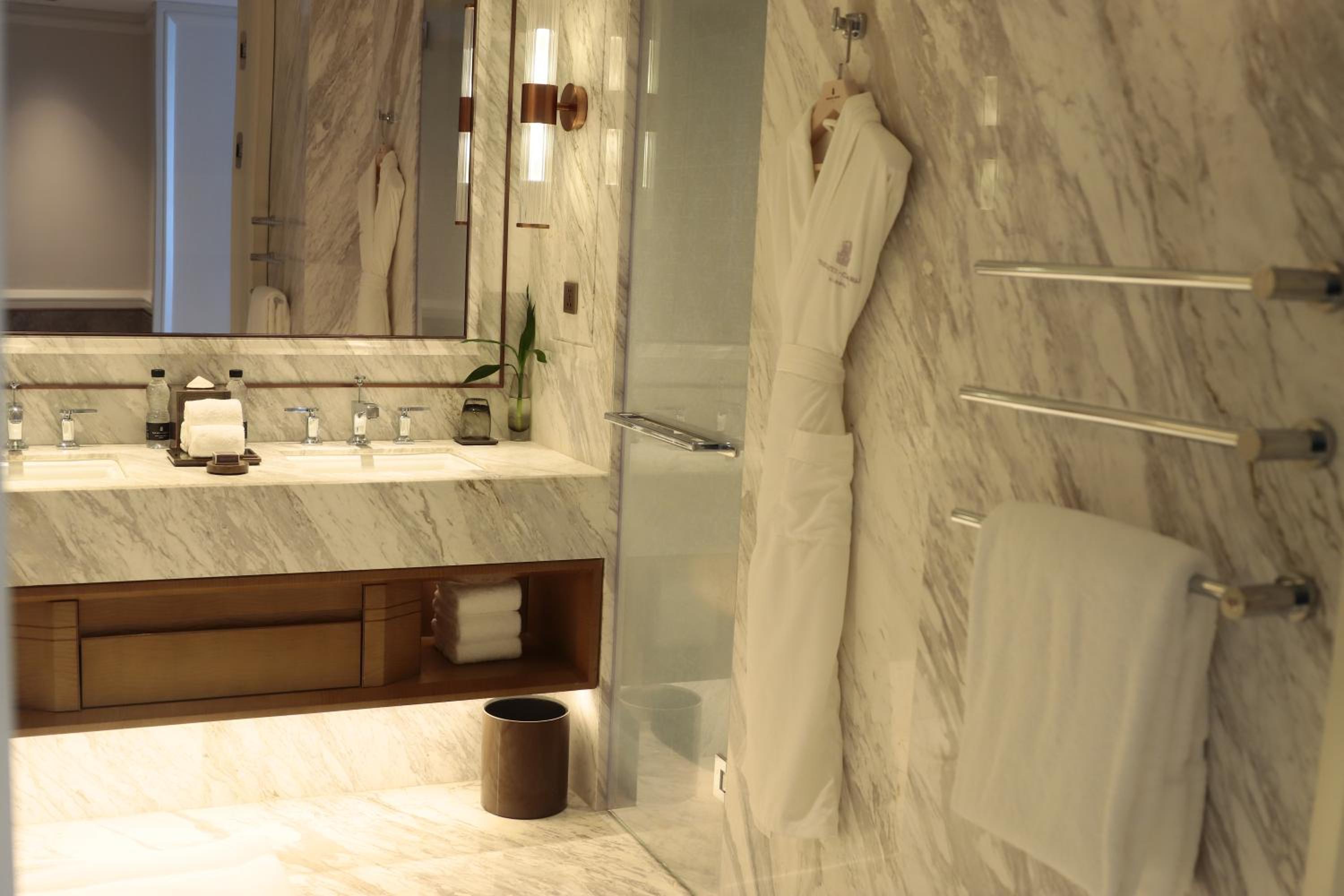 Deluxe Twin Room with City View - Photo 1