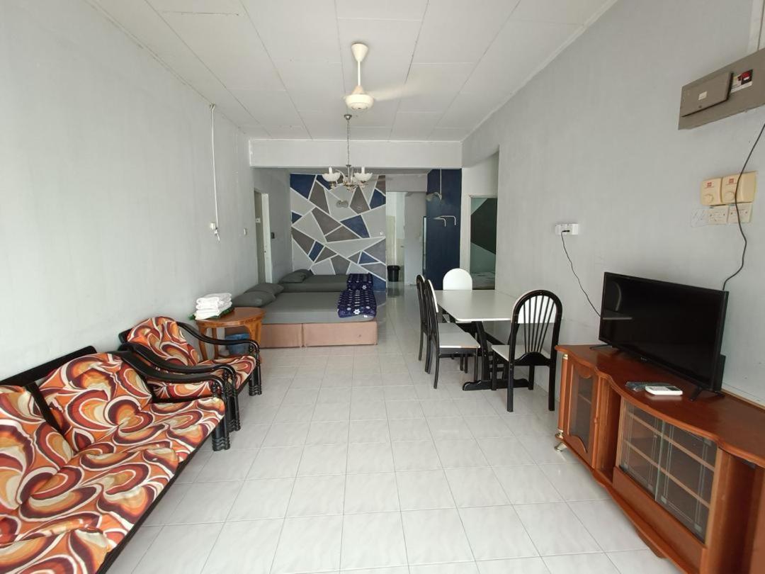 Three-Bedroom House photo 3