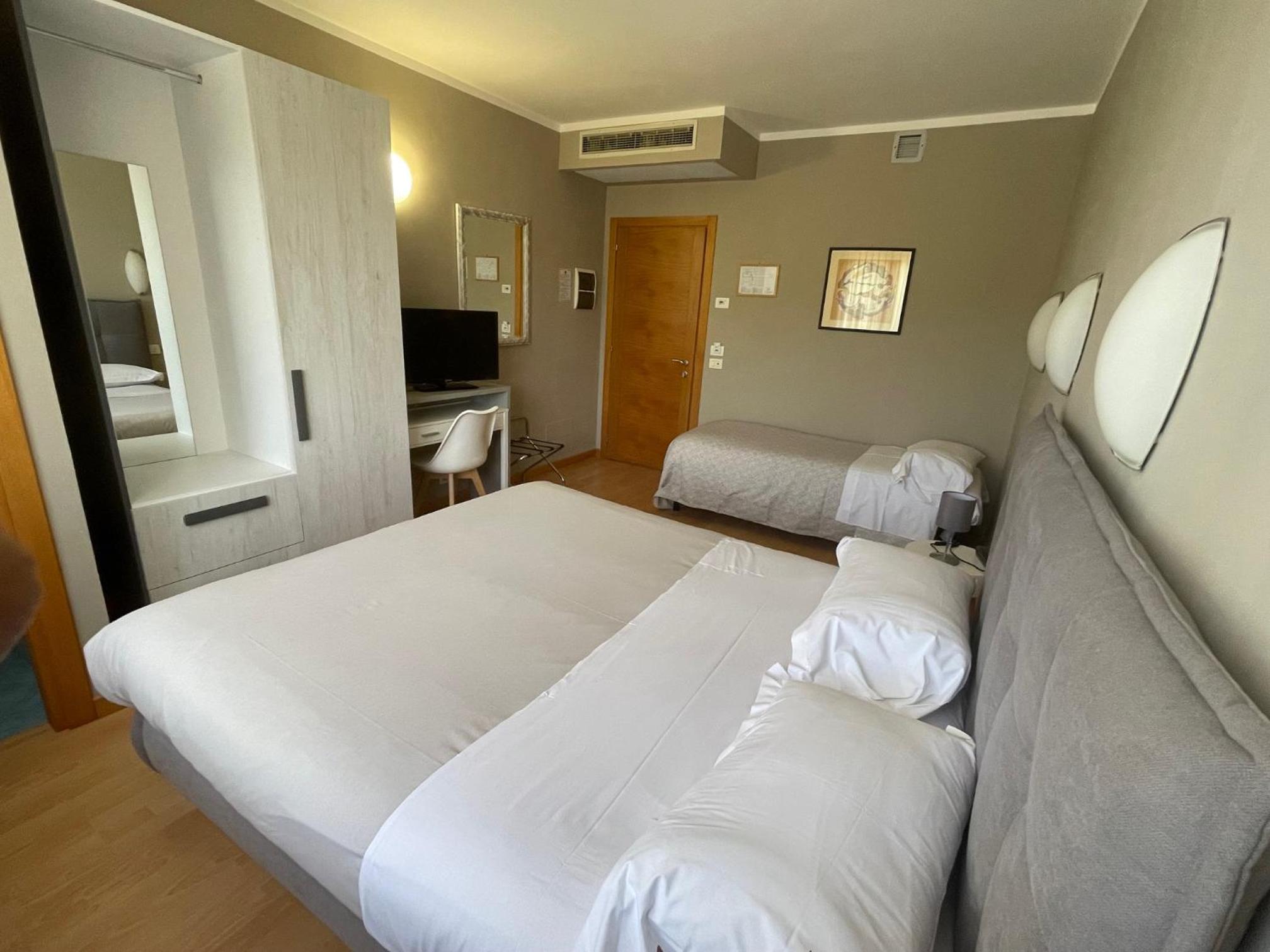 Basic Triple Room photo 1