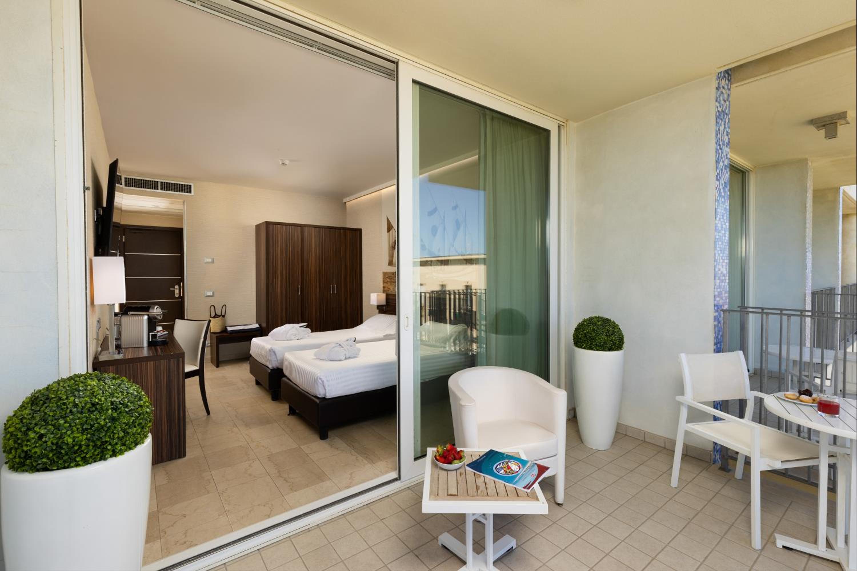 Classic Twin Room with Terrace - Photo 10