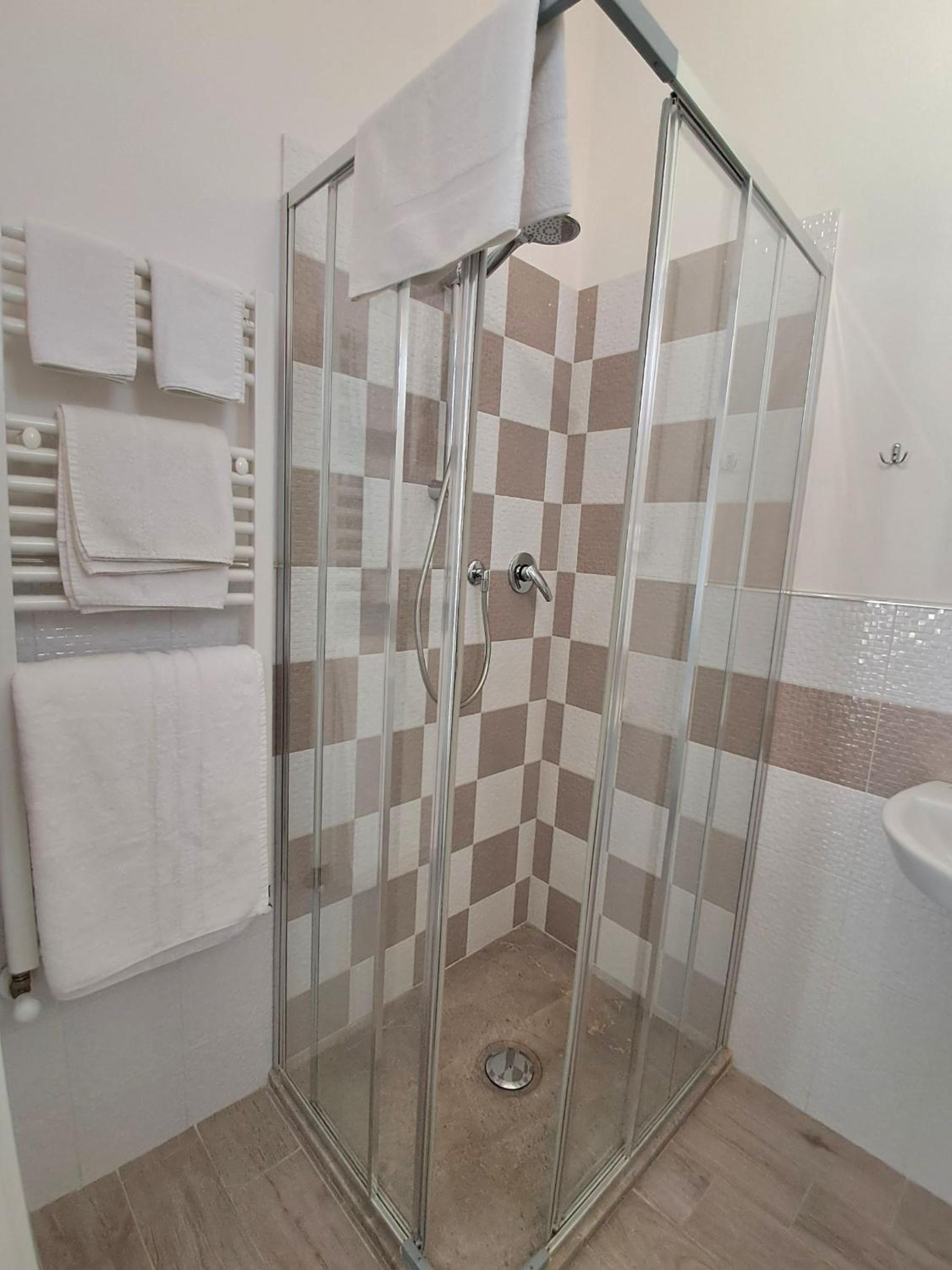 Double Room with Private Bathroom - Photo 4