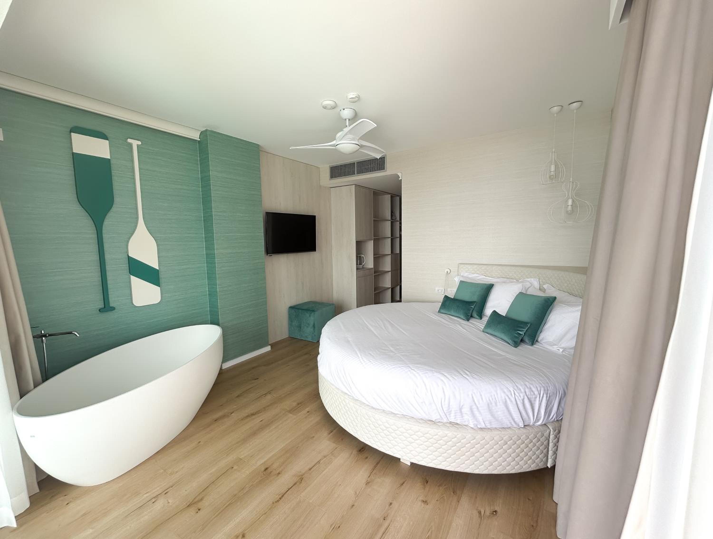 Deluxe Double Room with Bath - Photo 11