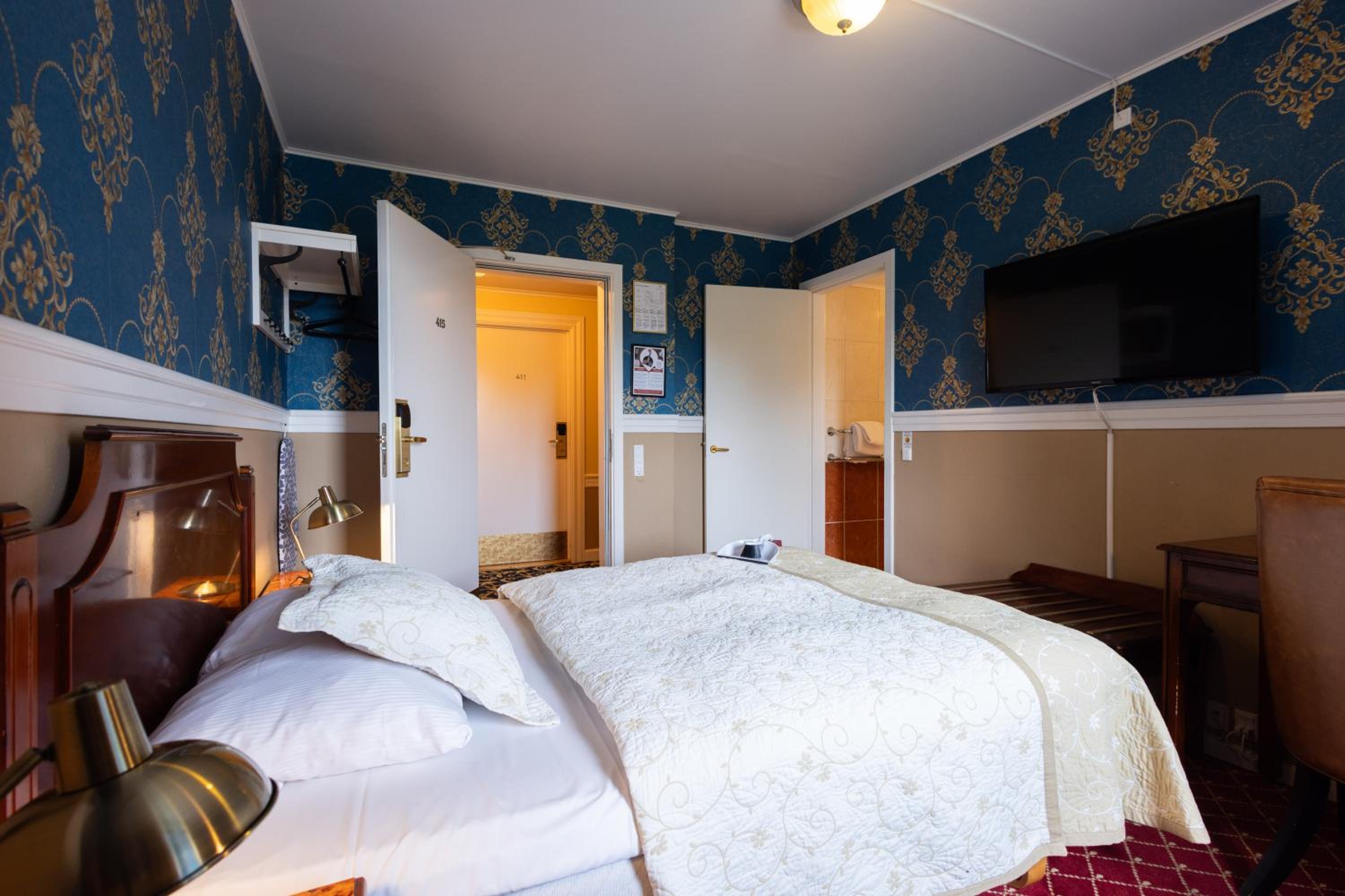 Small Double Room thumbnail 5