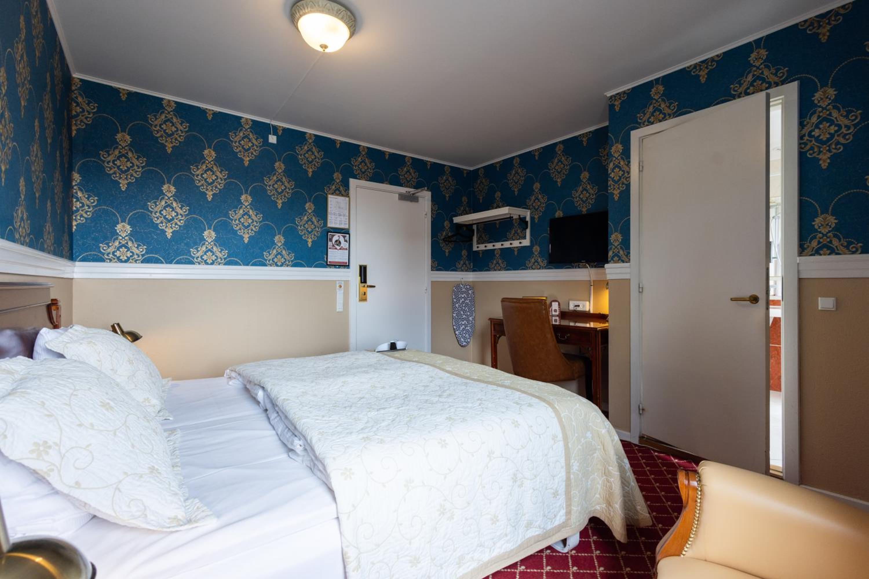 Double or Twin Room thumbnail 5
