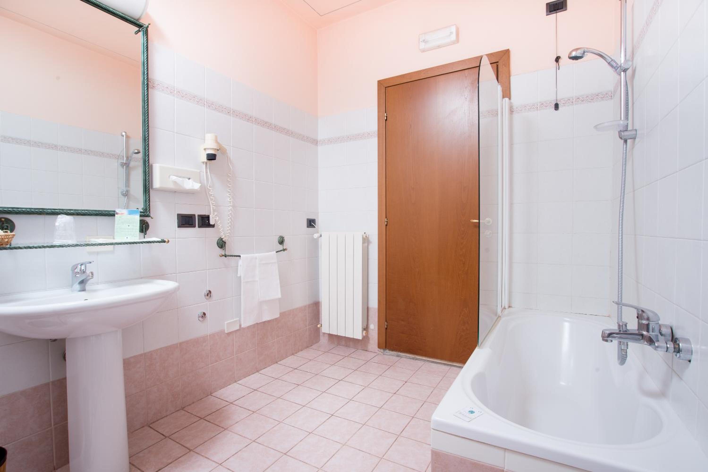 Quadruple Room - Photo 4