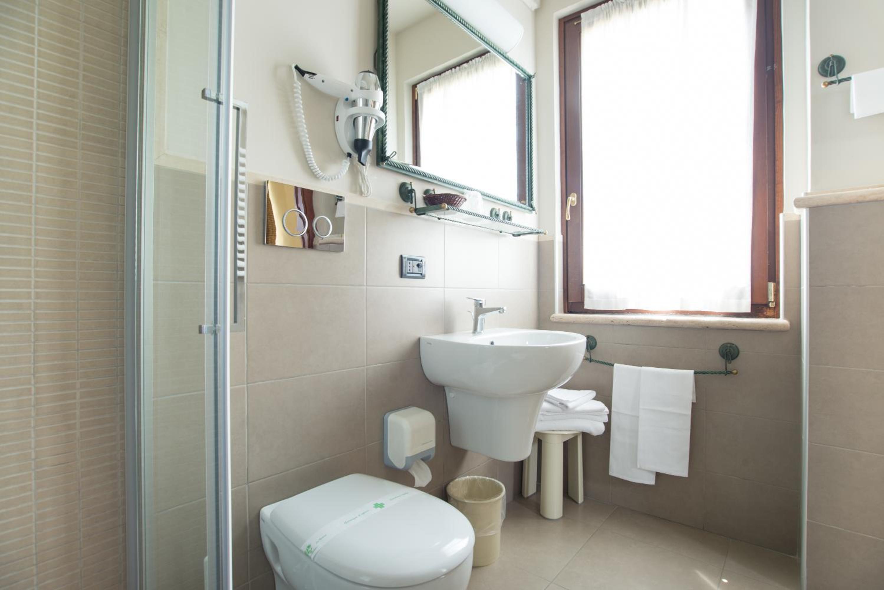 Double Room - Photo 6