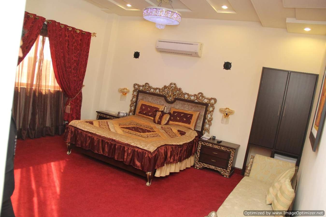 Deluxe Suite